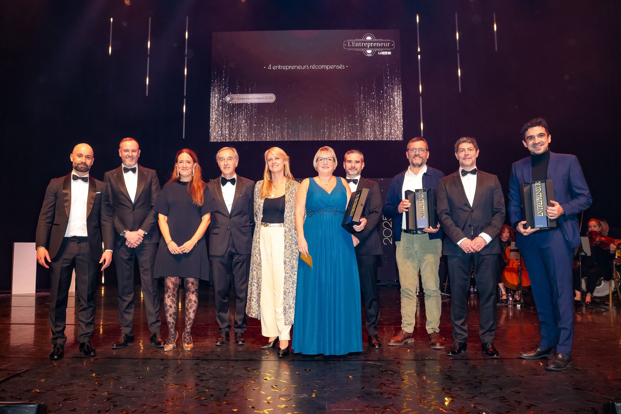 Une photo de groupe sur une scène avec les lauréats du Prix La Dépêche du Midi et notamment Raphaël Blanc CEO de JurIA