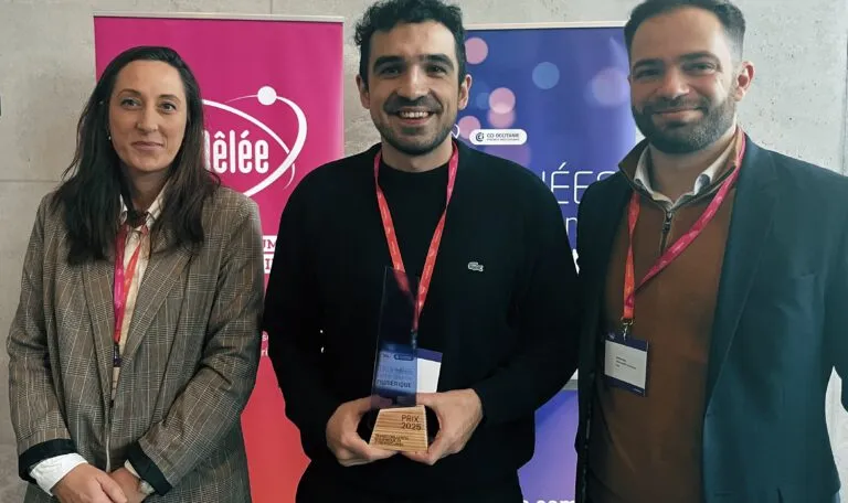 Photo de Raphaël BLANC lauréat de la catégorie Transformation Numérique et Cybersécurité avec Marie Grimault (Randstad Digital France) et Adrien Hess (Atos) qui lui ont remis le prix.