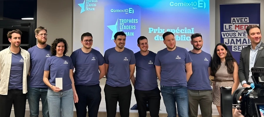 Toute l'équipe de JURIA qui reçoit le prix du coup coeur du public lors de l'événement les Trophées des Leaders de demain organisé par le COMEX40 du Medef Tarn
