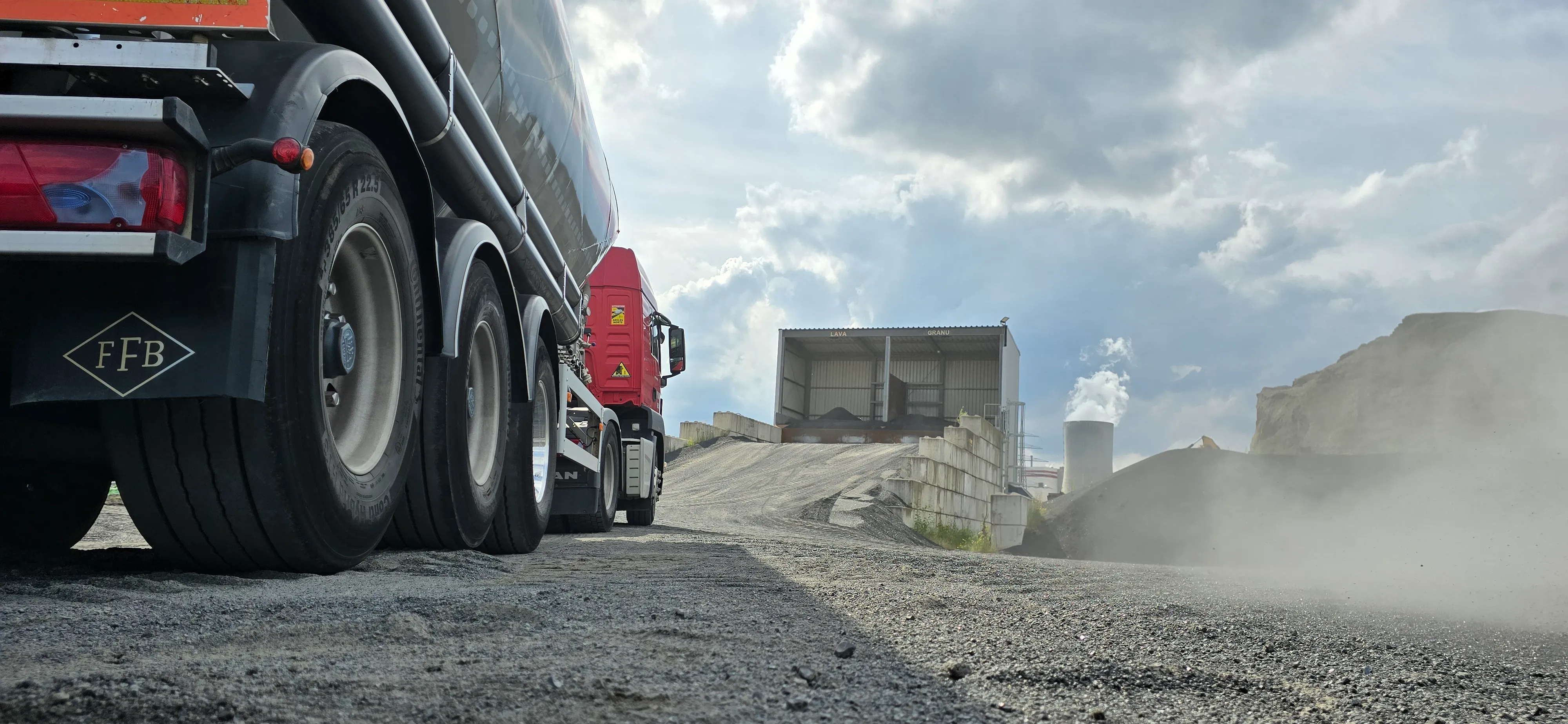 LKW in Steinbruch