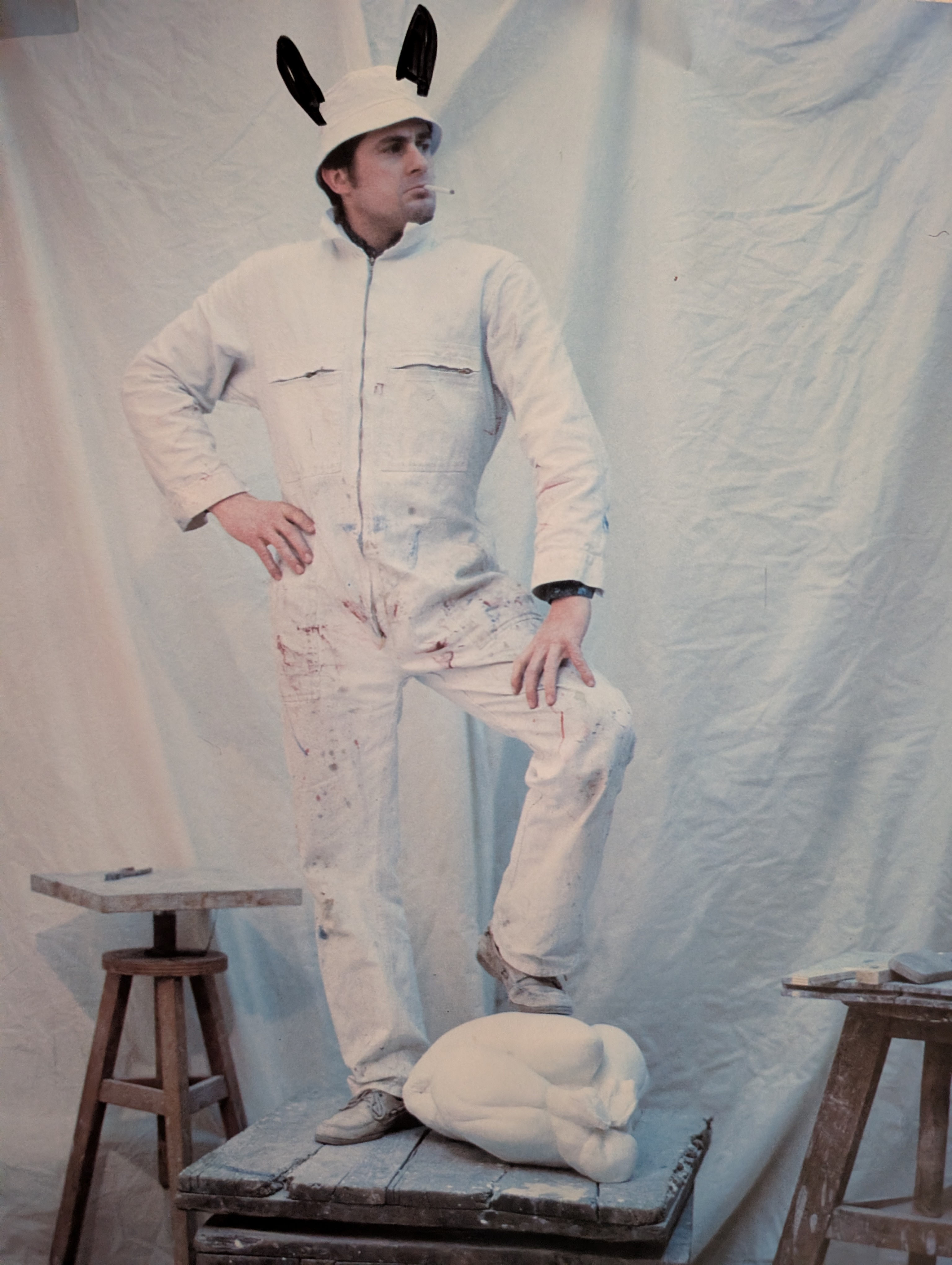 Un portrait des fondateurs de Ferdie et des ateliers Saint Chaffray. Une marque d'objet des arts de la table et un studio de design, agencement, création de décor et objets sur mesure. In this image we see Eric Saint Chaffray in 1995 as an artist and scuptor with his first creation Le Poulet. 