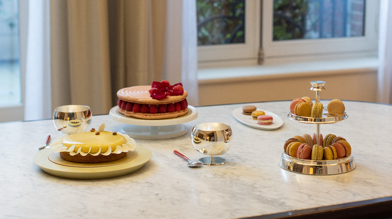 "Pierre Hermé dans son atelier parisien, illustrant l’art de la table de luxe et l’hospitalité haut de gamme, partageant sa vision du savoir-recevoir et de l’expérience client gastronomique"