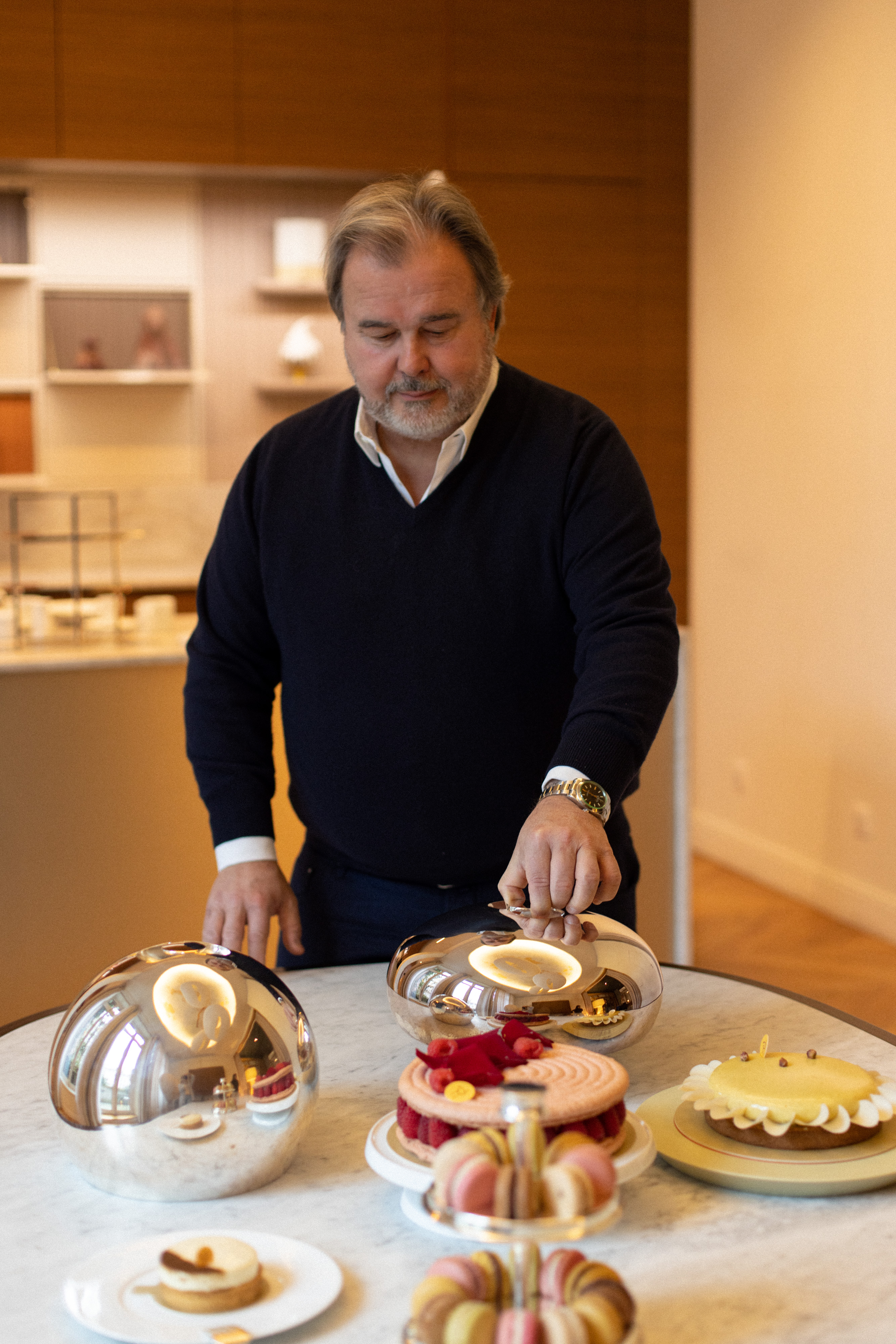 Créations signature de Pierre Hermé associant haute pâtisserie, luxe français et expérience gastronomique