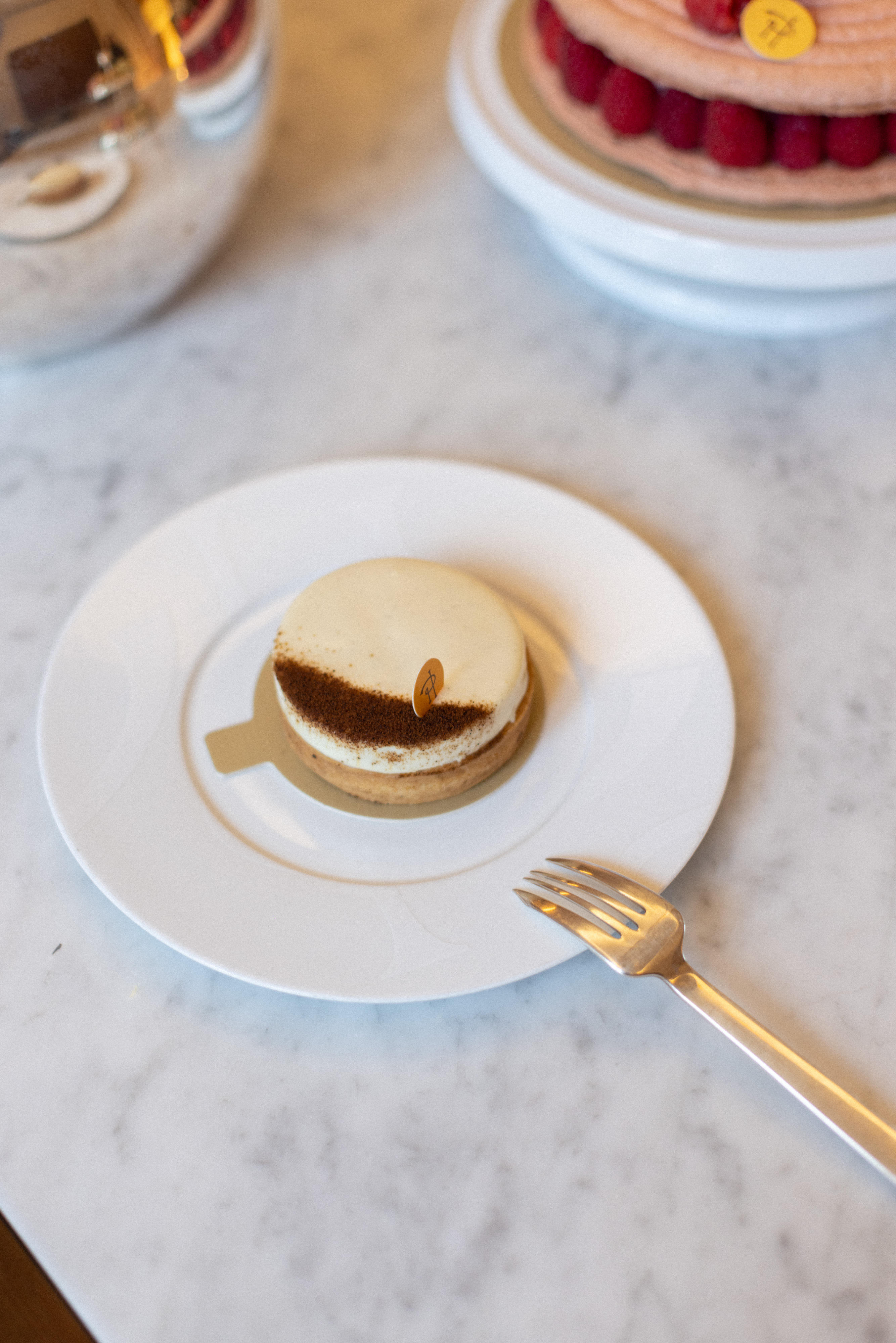 Pierre Hermé présentant ses créations pâtissières emblématiques dans l’univers raffiné de la Maison Pierre Hermé