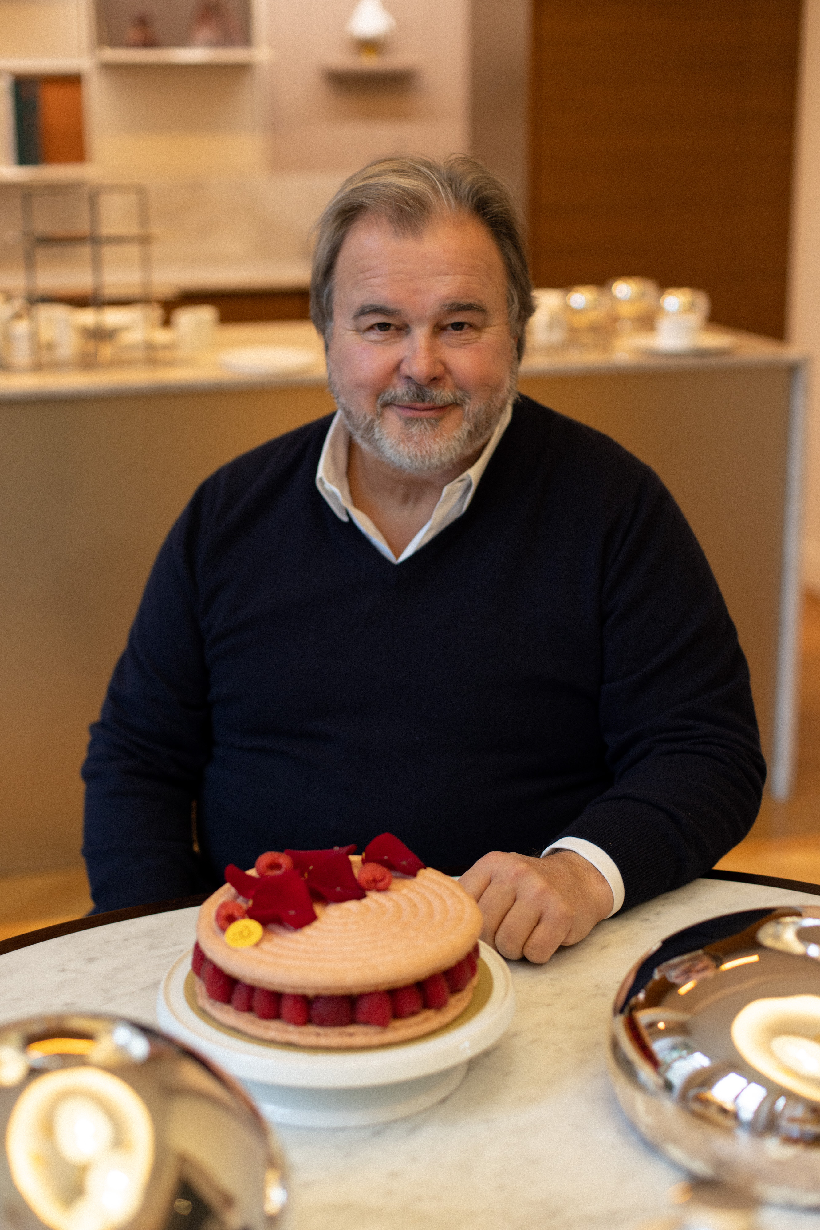 Pierre Hermé dans les salons de la Maison Pierre Hermé à Paris autour de l’art de recevoir et de la gastronomie française