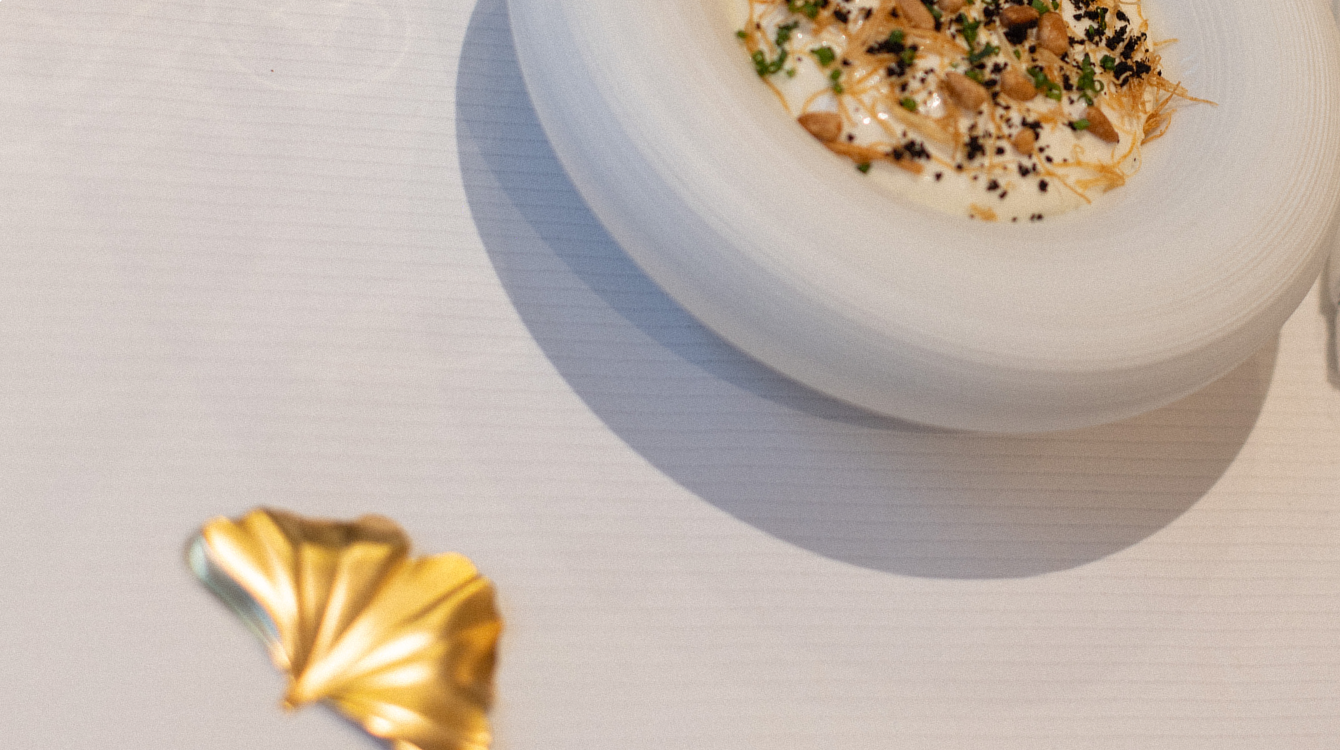 Chef japonais étoilé Kunihisa Goto dans la salle de L’Axel Restaurant à Fontainebleau, restaurant gastronomique étoilé Michelin mêlant art de recevoir français et minimalisme japonais.