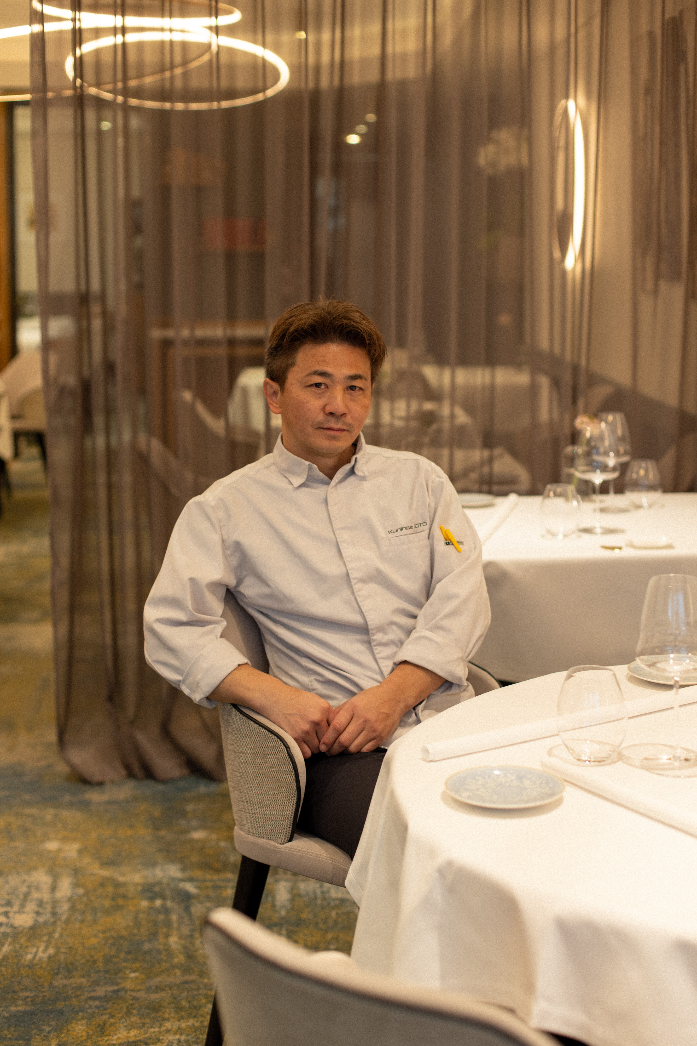 Salle du restaurant étoilé L’Axel à Fontainebleau, atmosphère élégante et chaleureuse illustrant l’hospitalité de luxe et l’expérience gastronomique française.