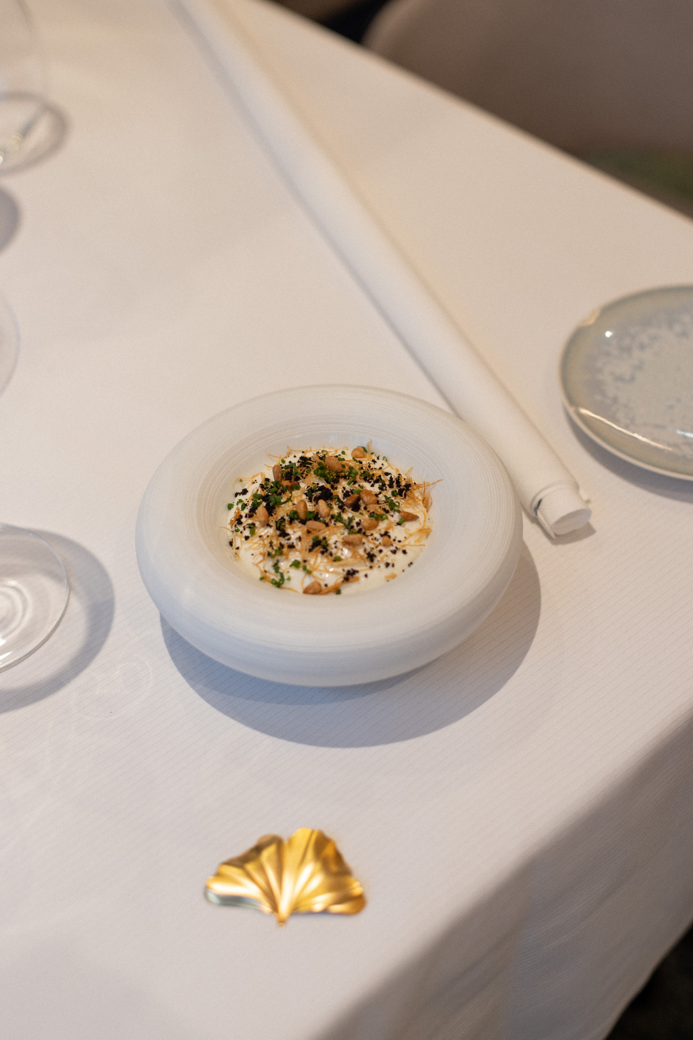Kunihisa Goto en cuisine dans son restaurant étoilé Michelin à Fontainebleau, préparant une expérience gastronomique haut de gamme entre tradition française et culture japonaise.