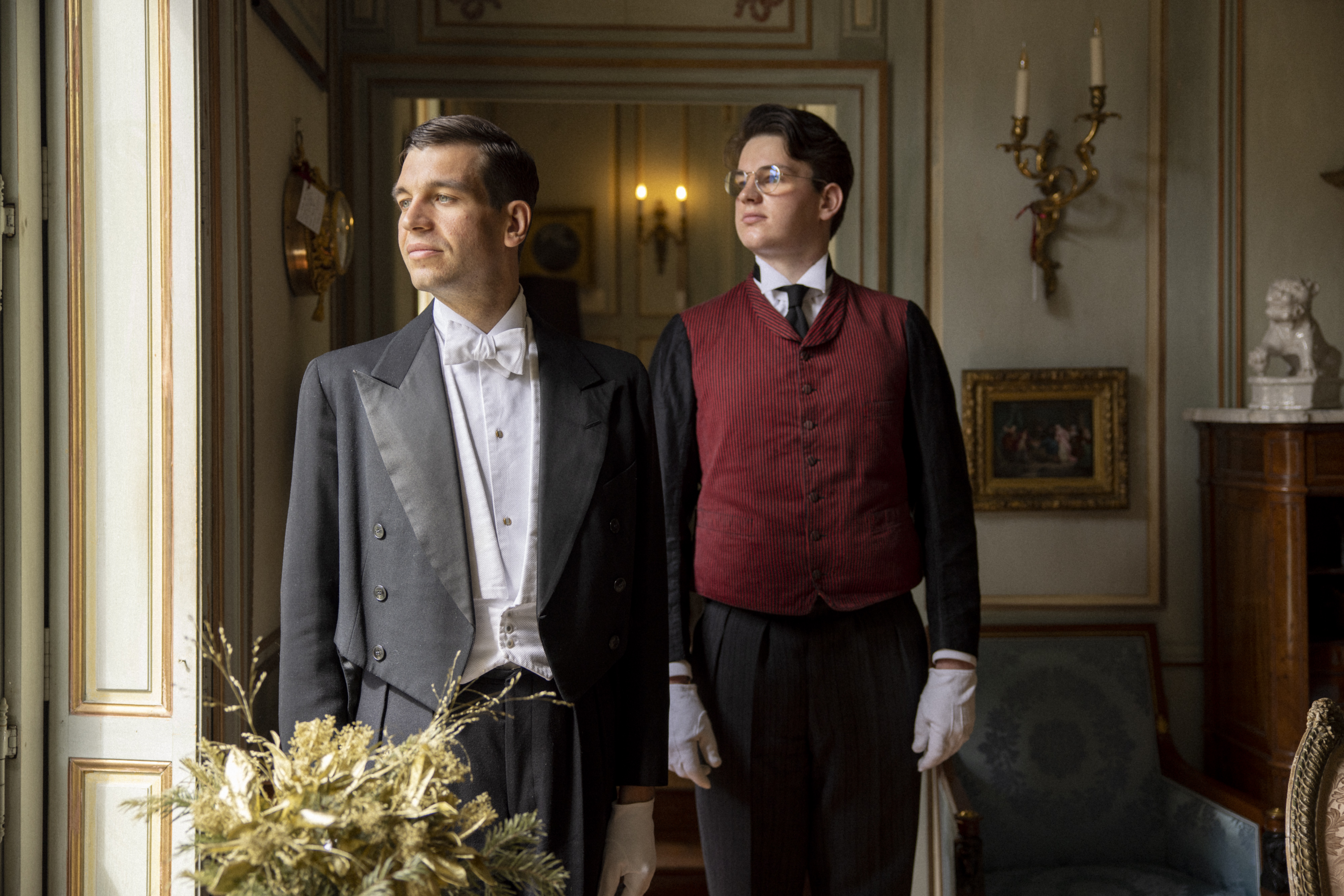 Les majordomes de Saint-Louis Services orchestrant un dîner privé dans une demeure historique, perpétuant les traditions de l’art de recevoir à la française.