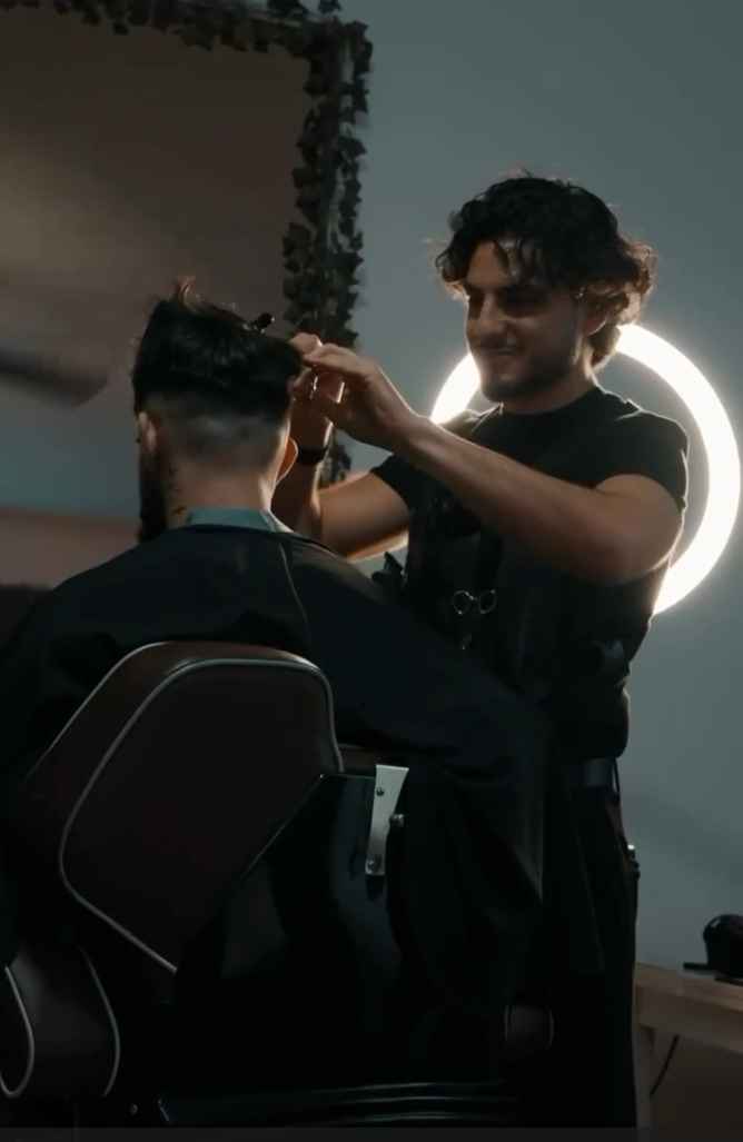 Photo de Oihan Barber en train d'effectuer une prestation sur un client