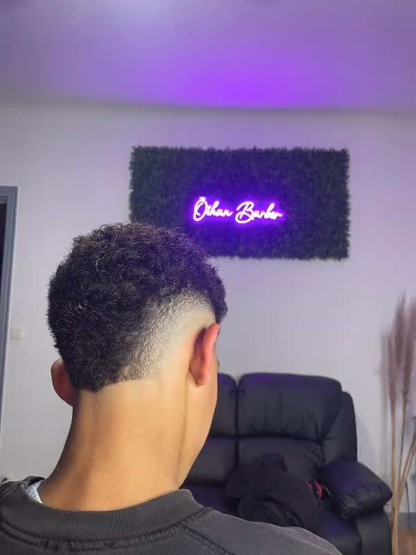 photo d'une prestation de oihan barber dans son salon de coiffure a biarritz