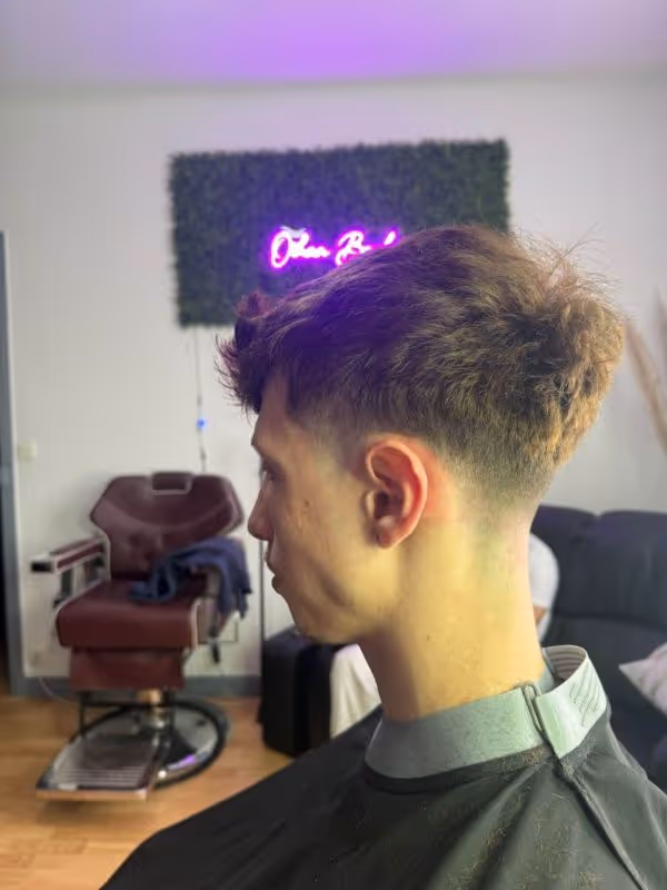 photo d'une prestation de oihan barber dans son salon de coiffure a biarritz