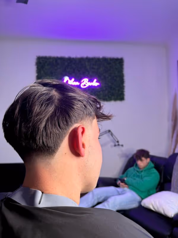 photo d'une prestation de oihan barber dans son salon de coiffure a biarritz