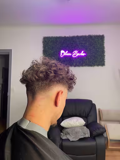photo d'une prestation de oihan barber dans son salon de coiffure a biarritz