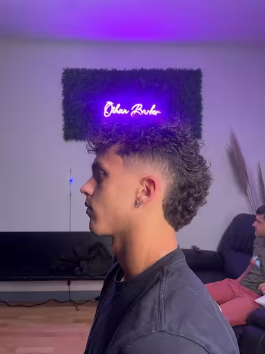 photo d'une prestation de oihan barber dans son salon de coiffure a biarritz