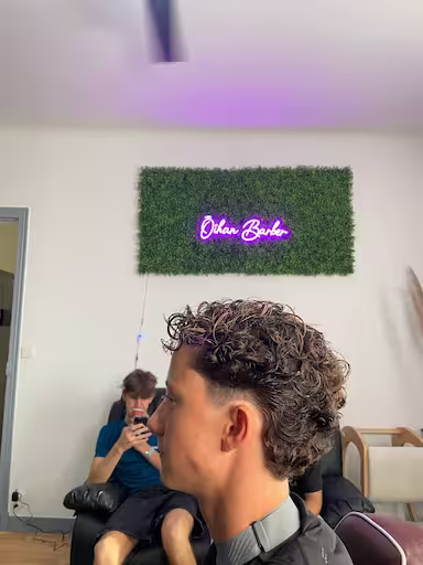 photo d'une prestation de oihan barber dans son salon de coiffure a biarritz