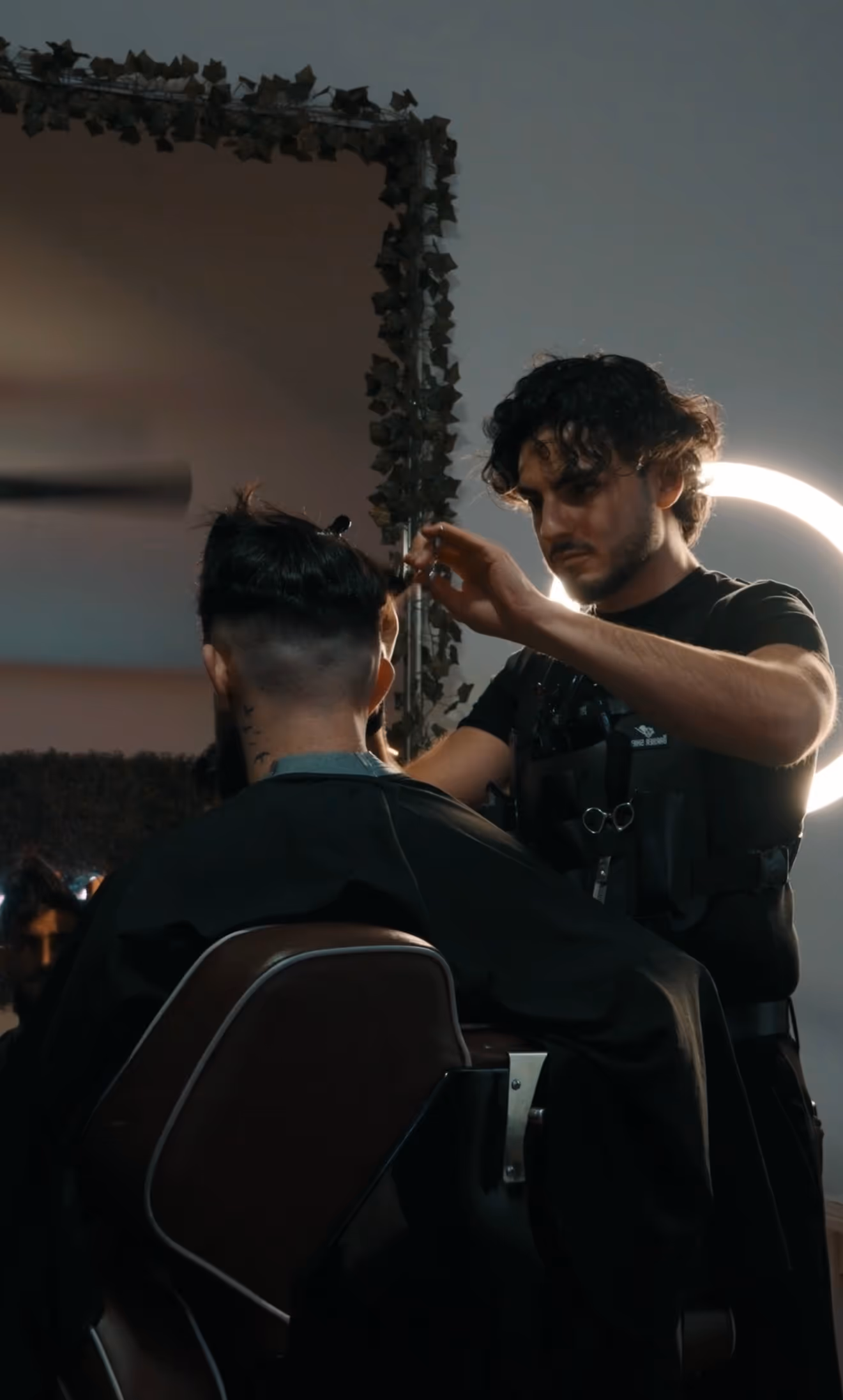 Photo de Oihan Barber en train de réaliser une coupe de cheveux a un client dans son salon de coiffure dans Biarritz
