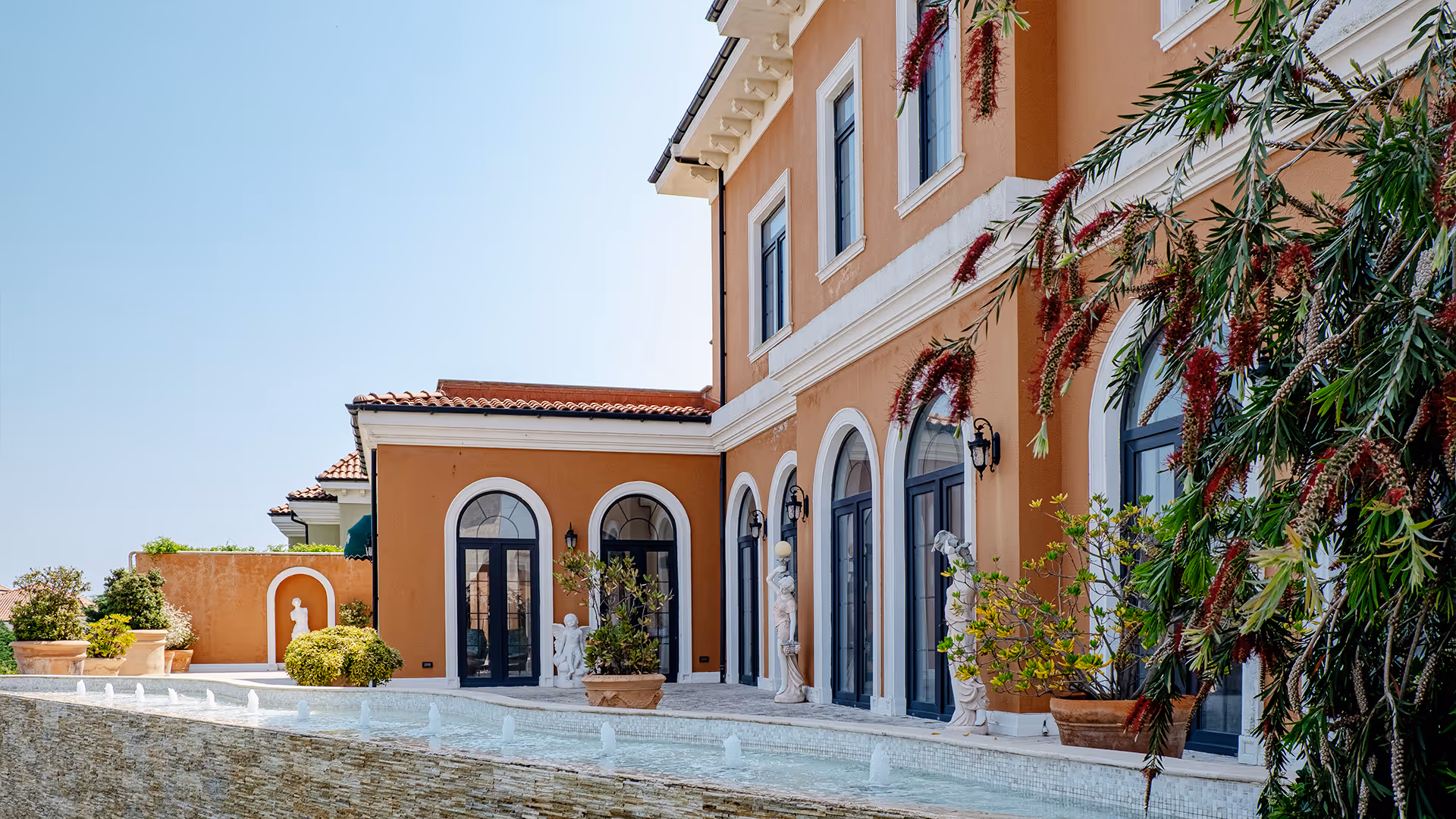 A building with a fountain in front of it - villa siena