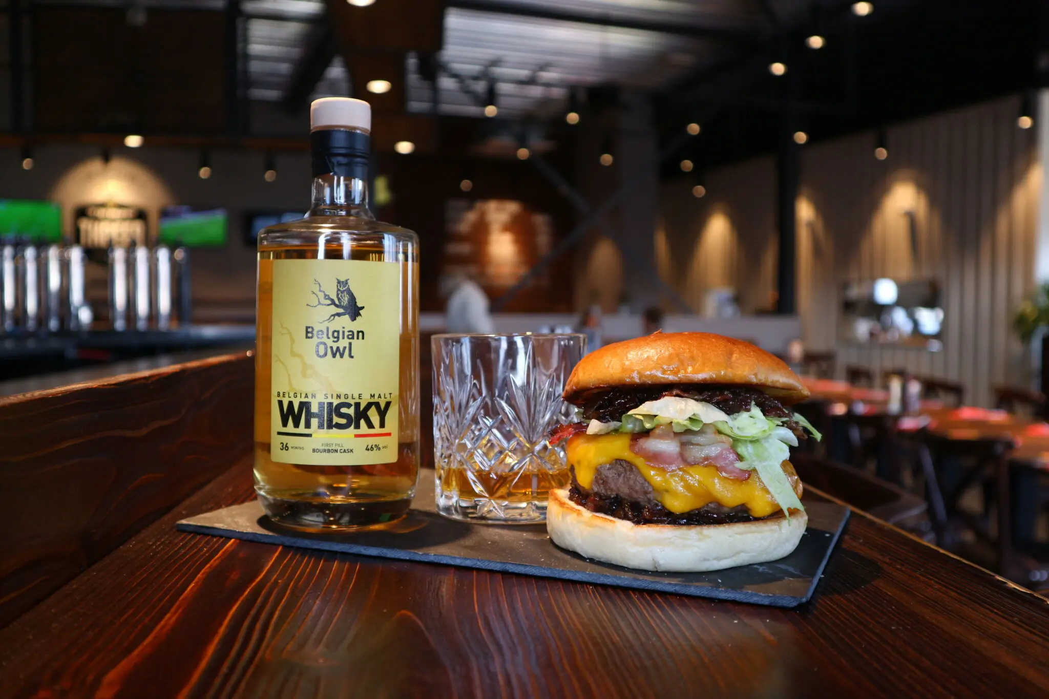 photo burger américain Huggy's bar avec whisky belgian owl