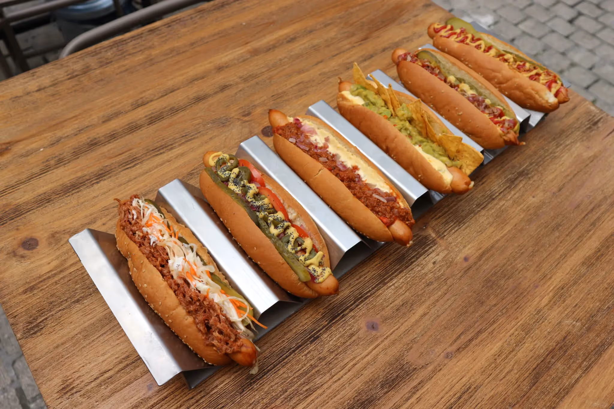 Hot dog huggy's dog sur table