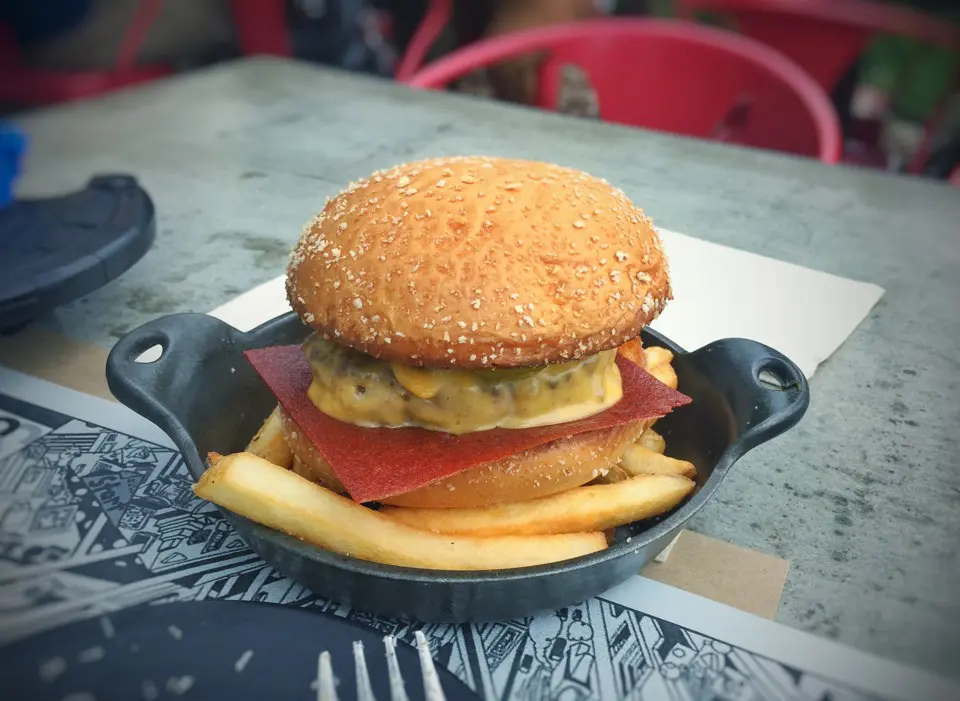 burger avec cuir ketchup