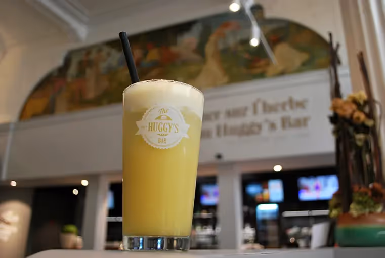 Pina Colada Jaune dans un verre Huggy's bar