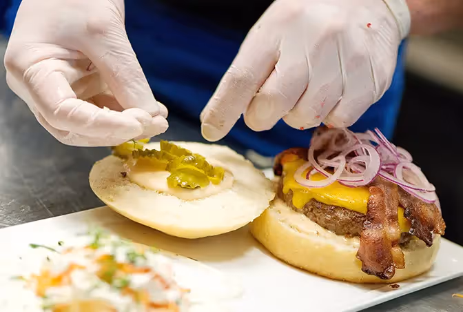 Le cornichon sur un burger du Huggy's bar