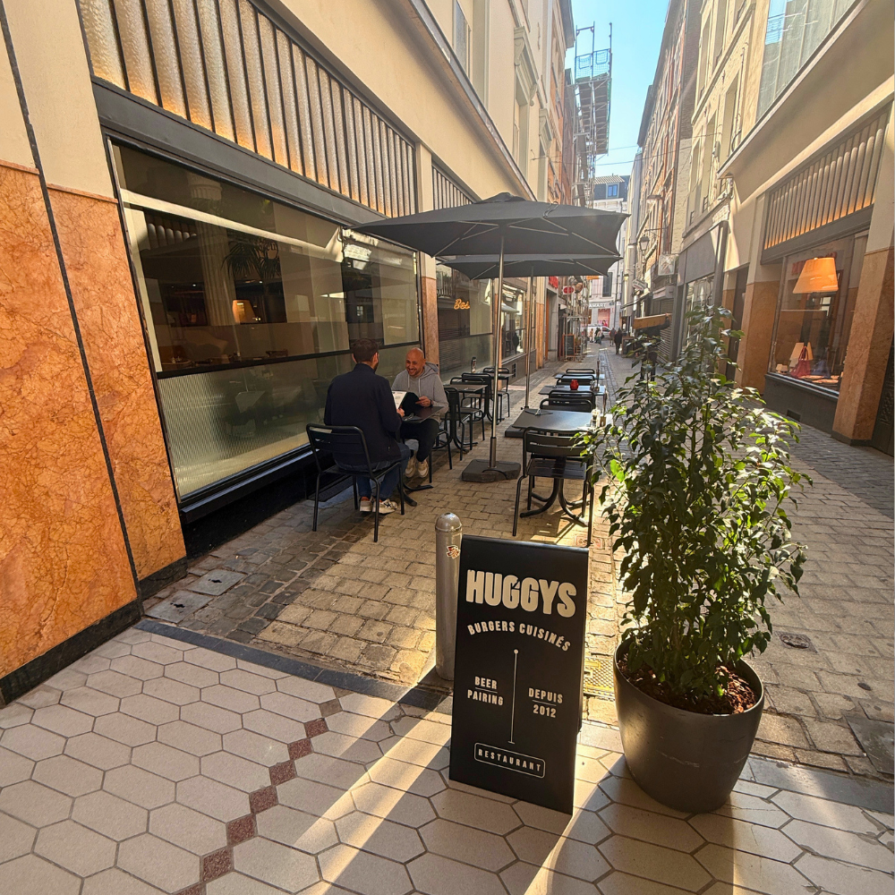 Terrasse et Burger en plein centre de Liège : le combo parfait pour profiter du soleil au HUGGYS ! 
