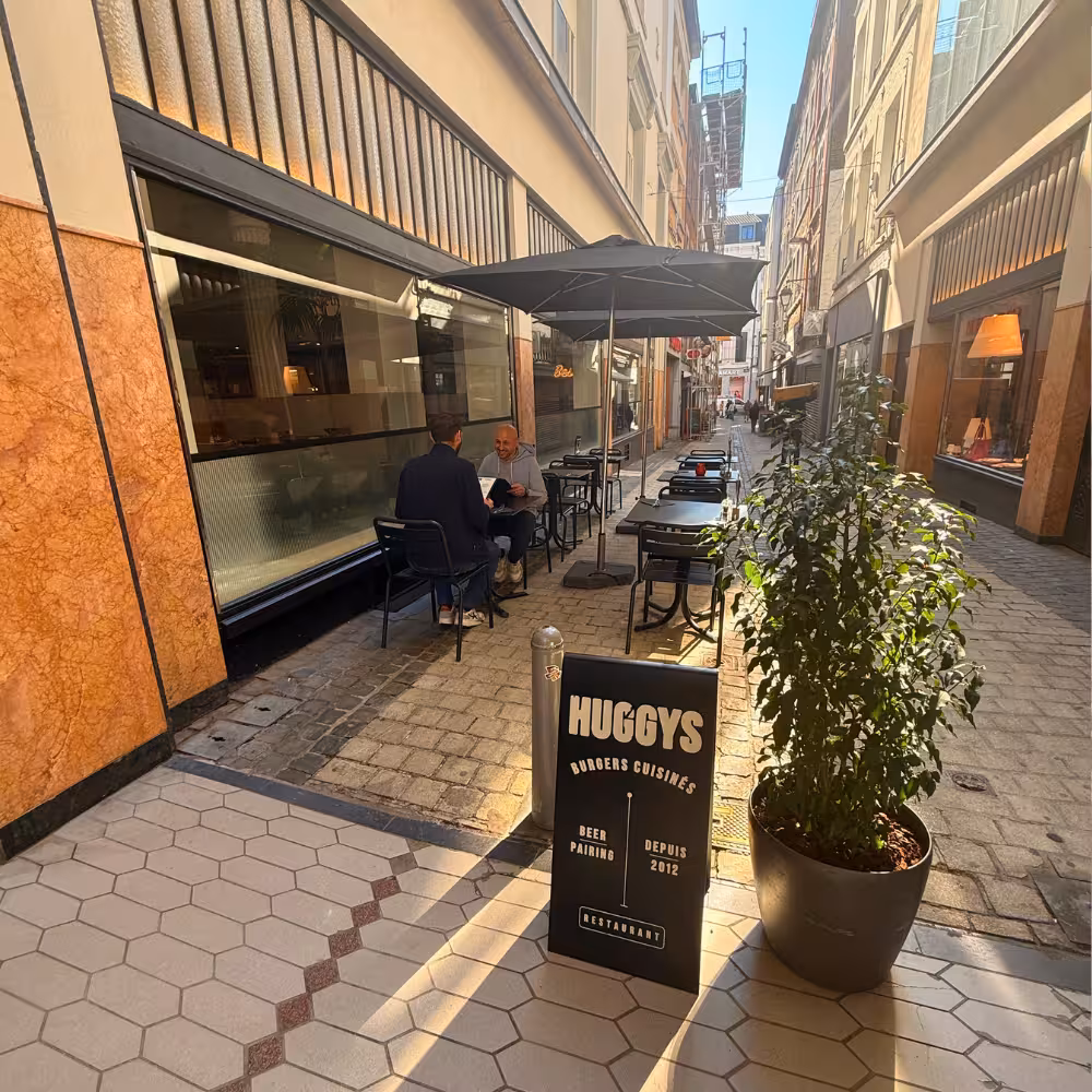 Terrasse et Burger en plein centre de Liège : le combo parfait pour profiter du soleil au HUGGYS !
