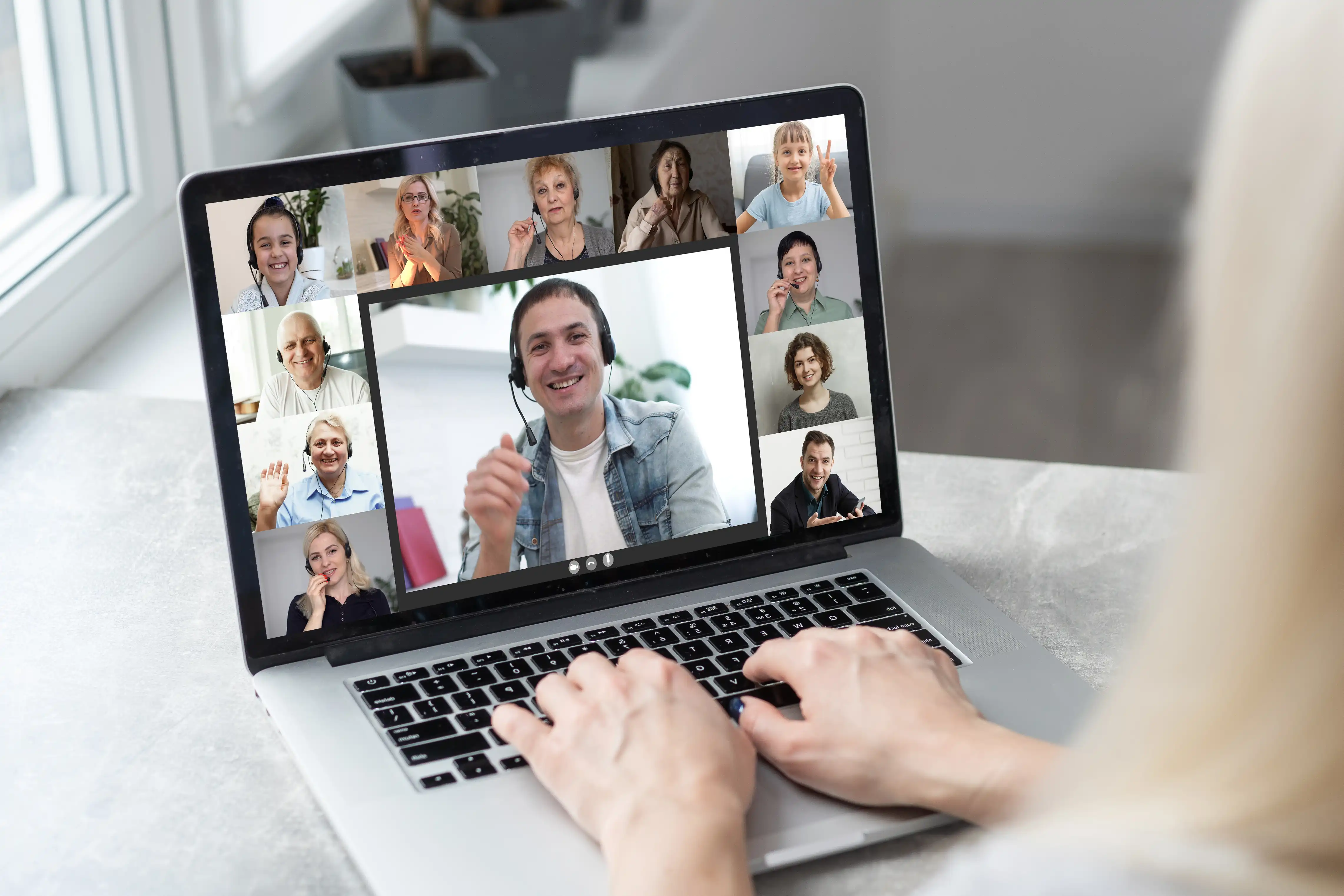 Un groupe de médecin suivant une formation médicale gratuite en ligne. Des soignant participant à un webinaire à l'aide de l'application de réunion en ligne Zoom, télémédecine, technologie médicale.