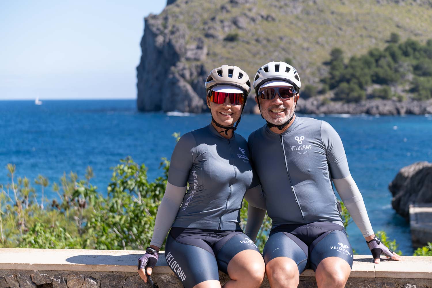 Two cyclists in love 