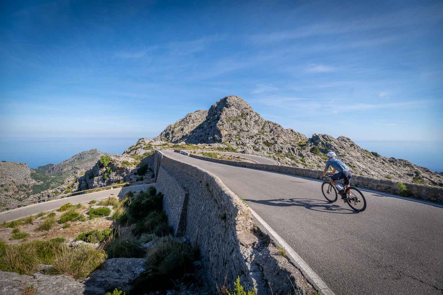 Descending Sa Calobra cafe switch back