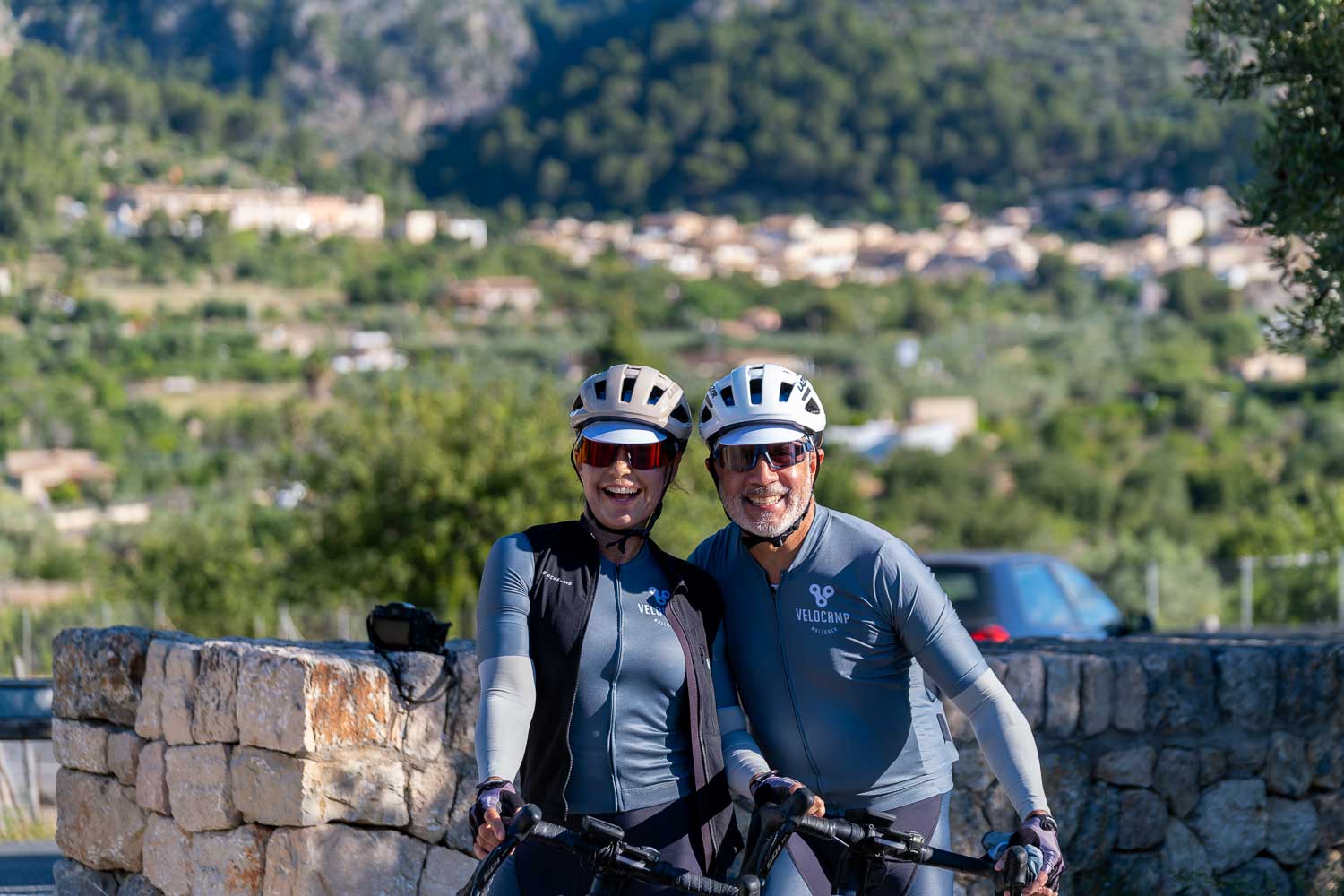 Two cyclists in love