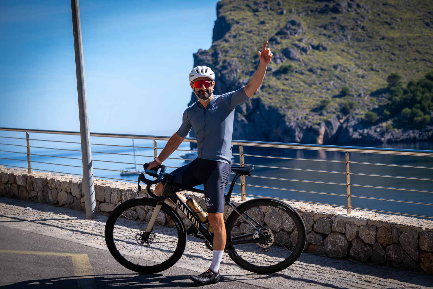 Cyclist with port Sa Calobra behind