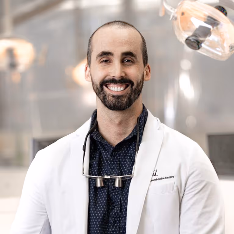 Portrait professionnel du Dr Jeremy Bruneau, chirurgien-dentiste chez Alto Dentaire