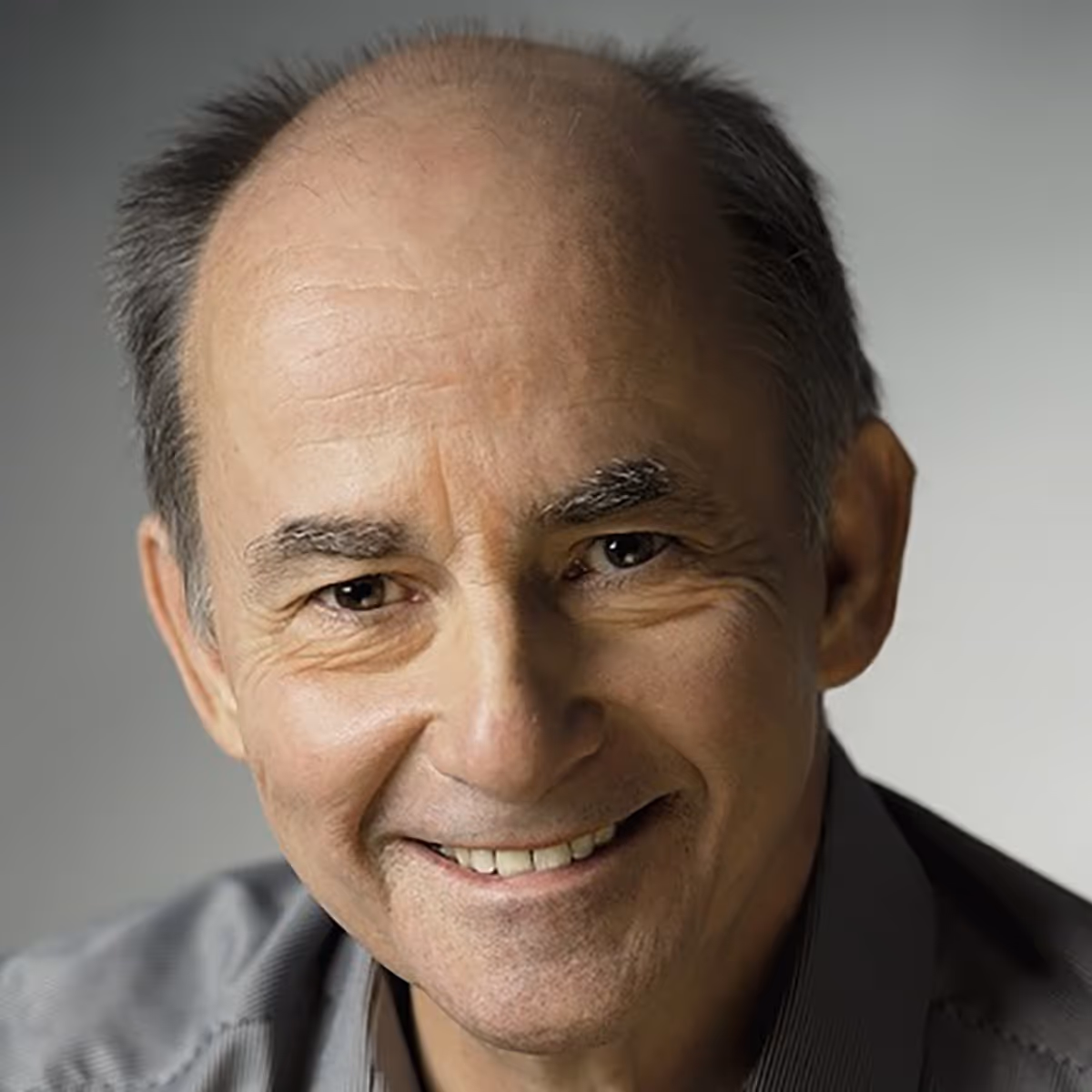 Portrait professionnel du Dr Daniel Bérard, chirurgien-dentiste chez Alto Dentaire