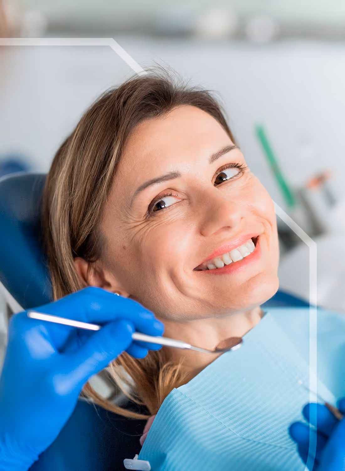 Patiente souriante lors d’un examen de routine en dentisterie générale