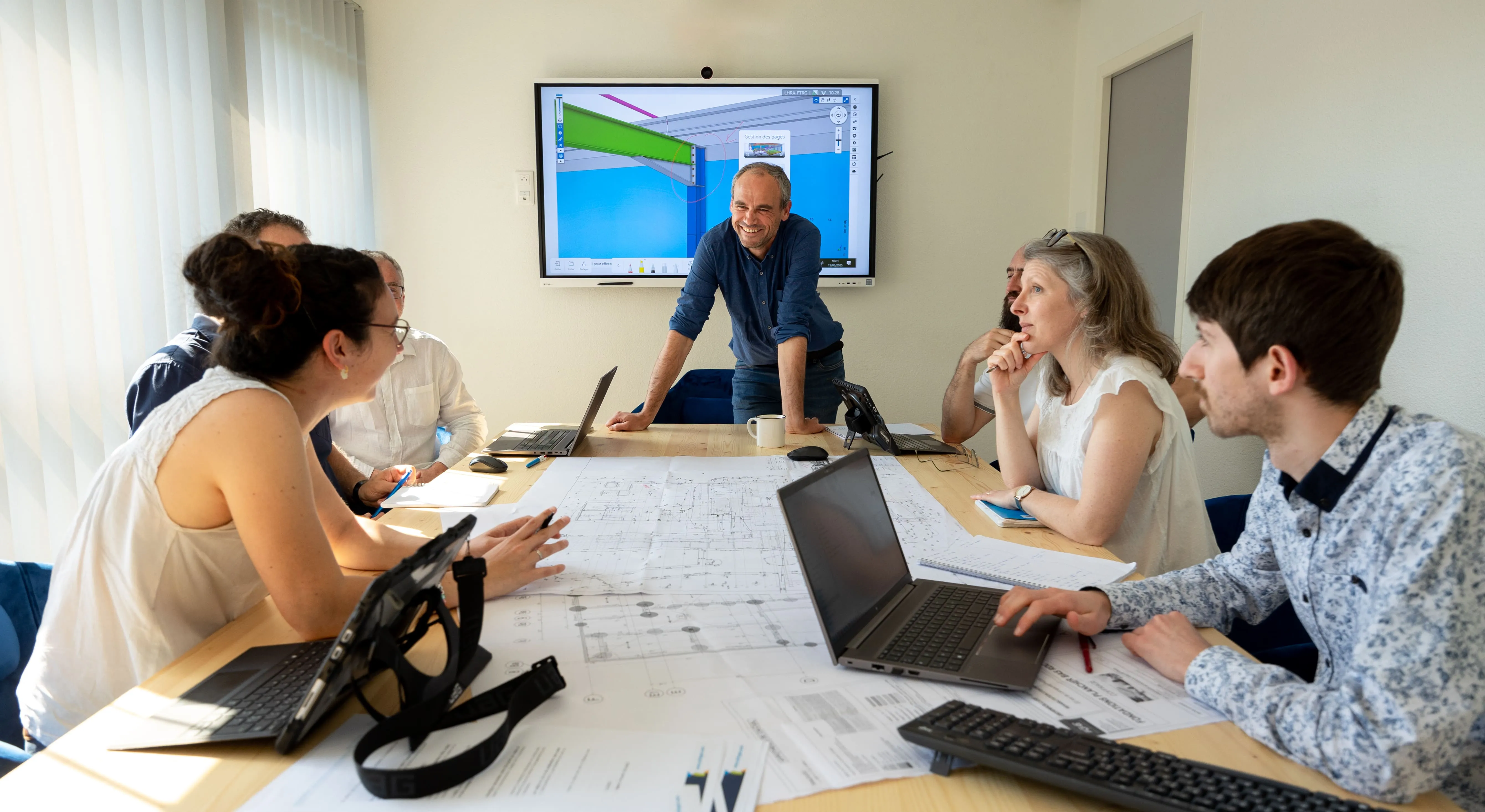 Photo d'une réunion des employés de INTECH