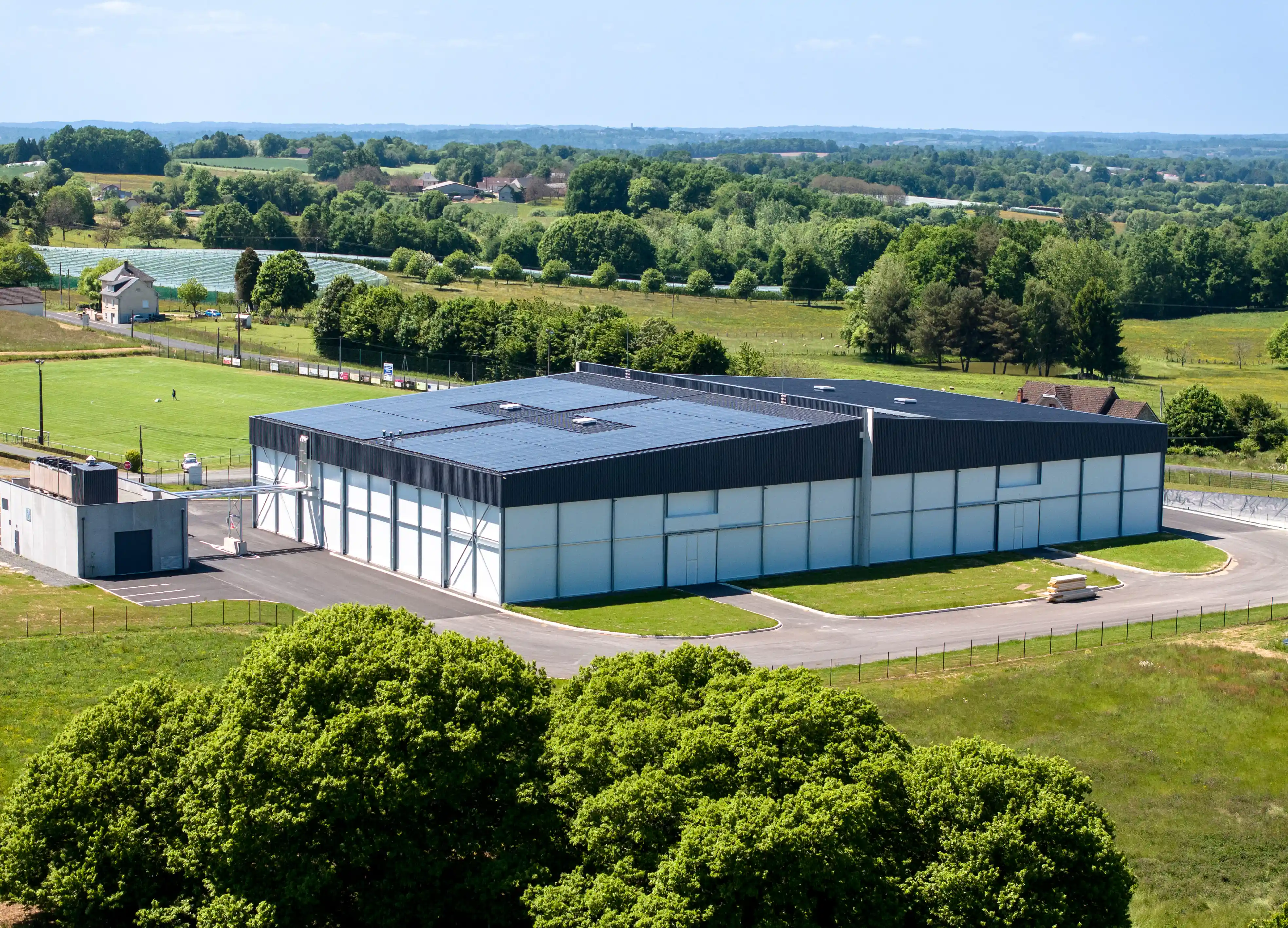 Photo de panneaux photovoltaïques de grande envergure, dirigé par INTECH