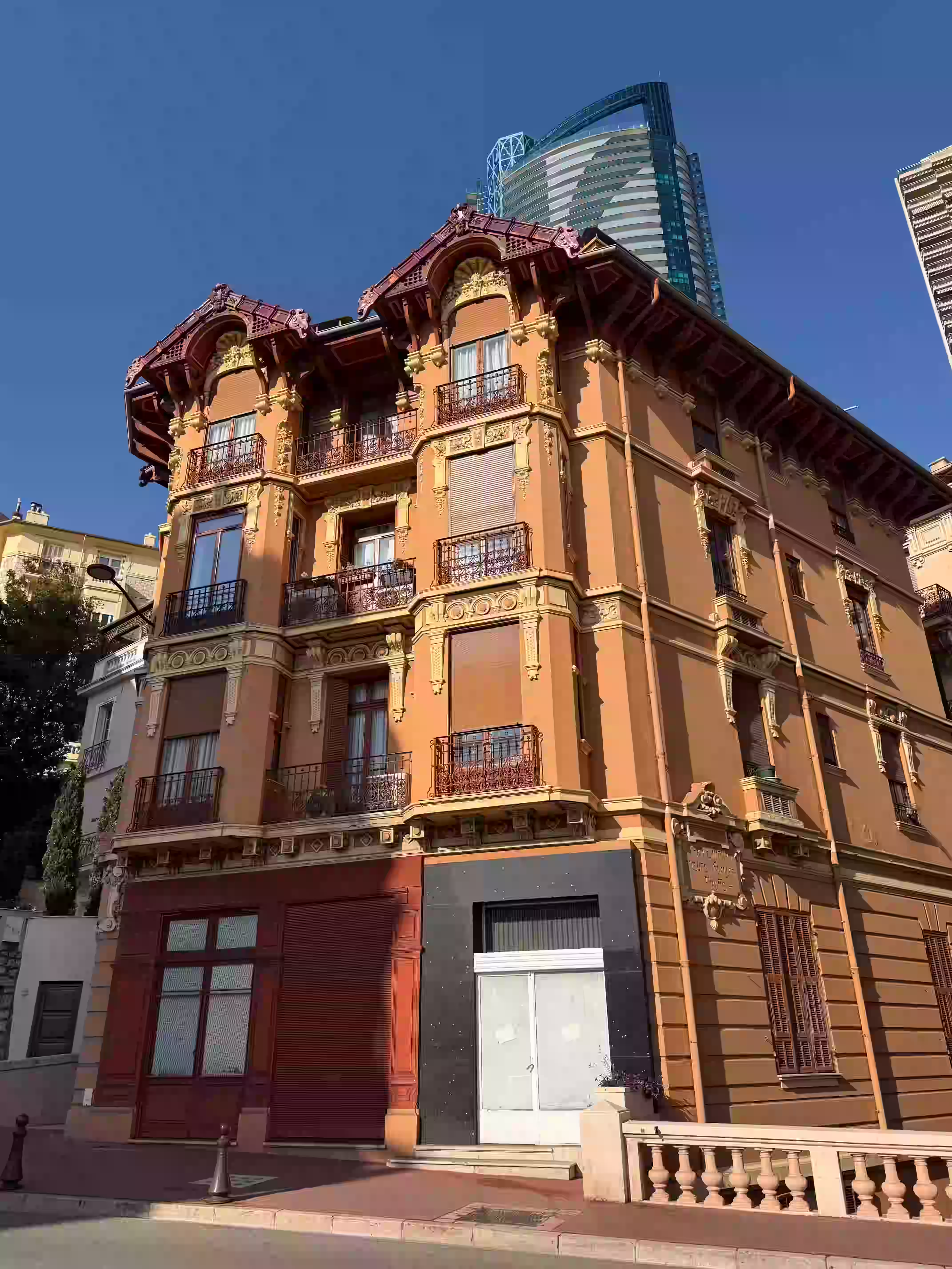 Photo of the La Rousse building 1