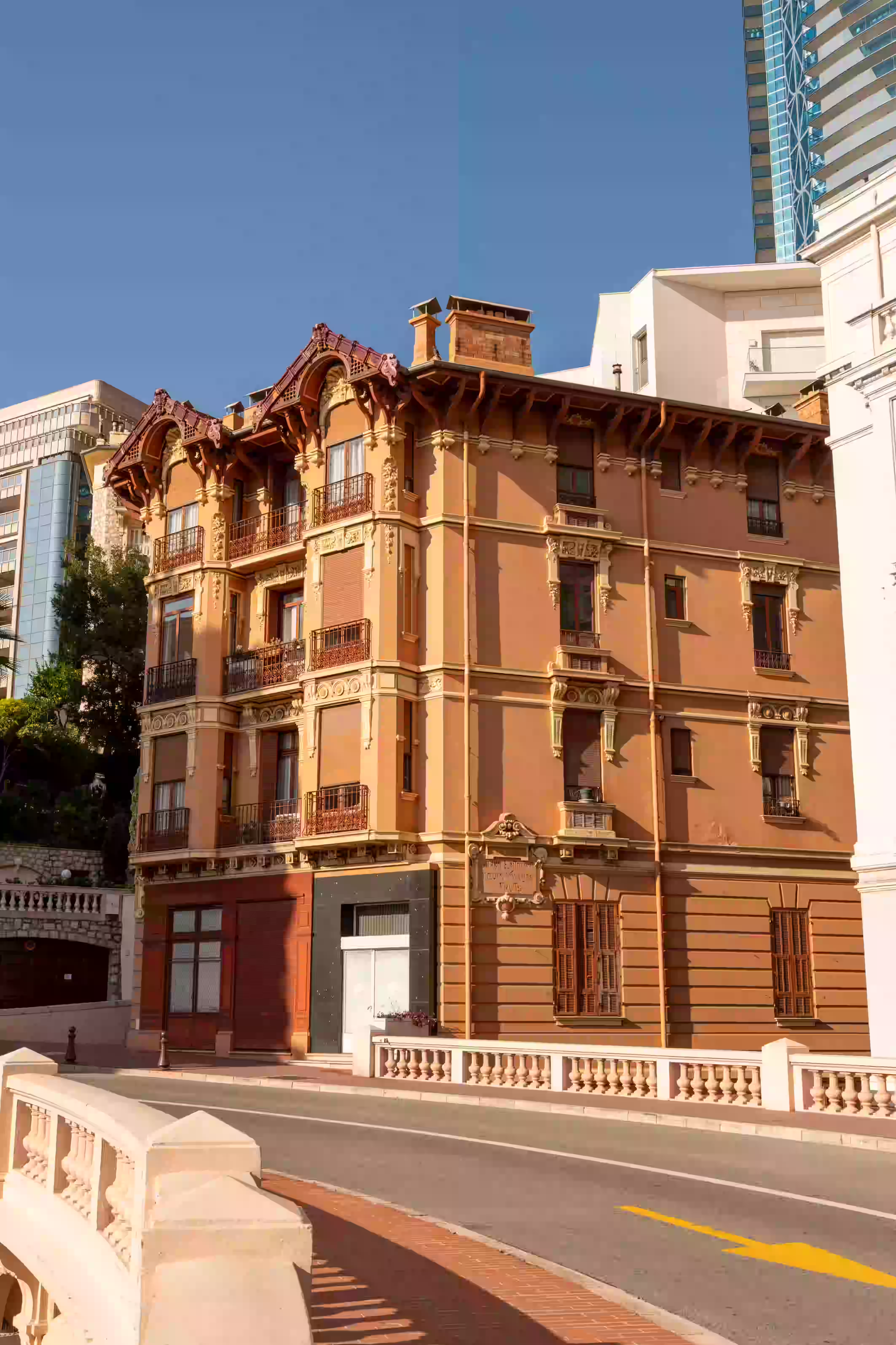 Photo of the La Rousse building 2