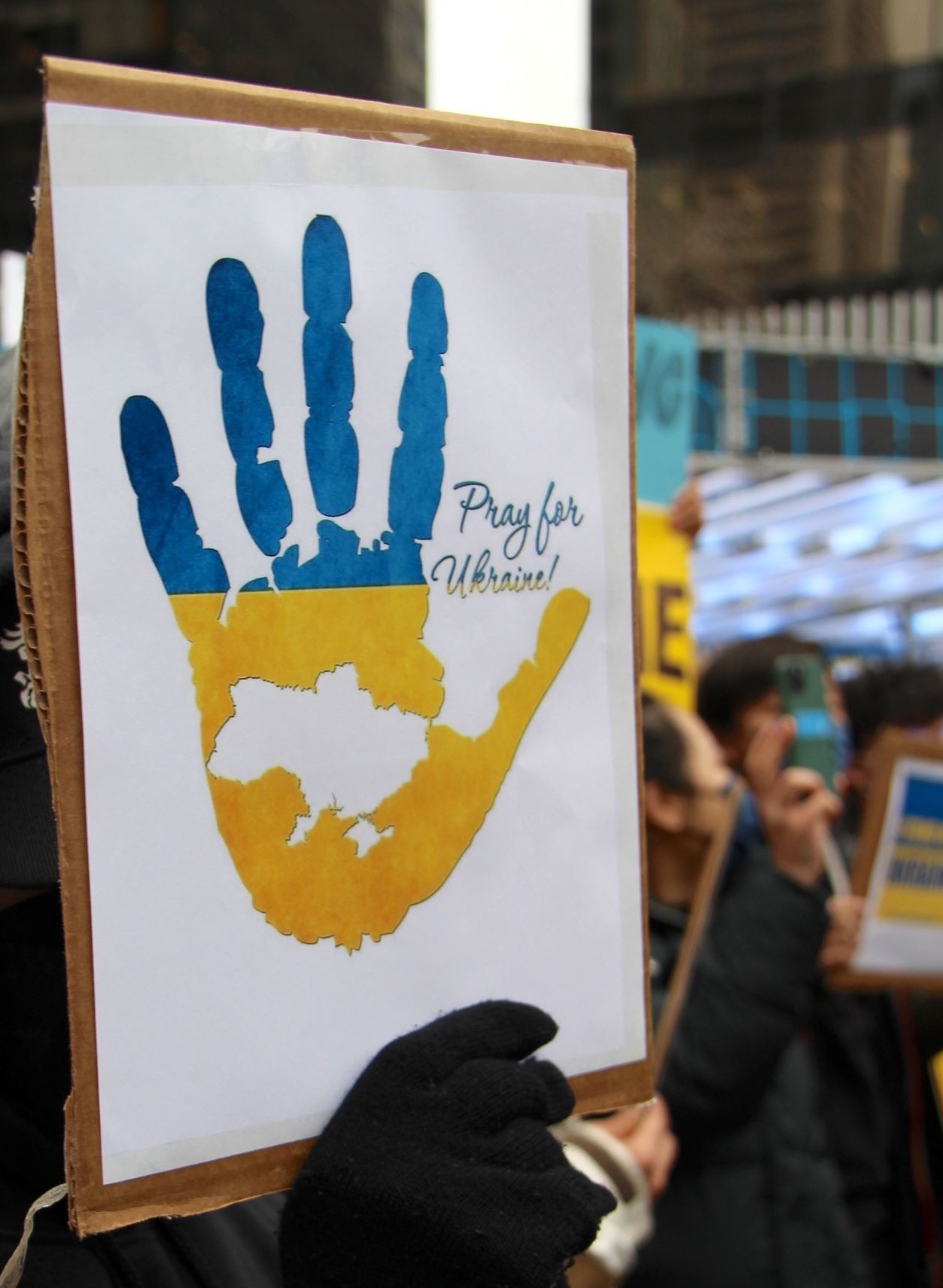 Help us provide material necessities for those fleeing Ukraine!