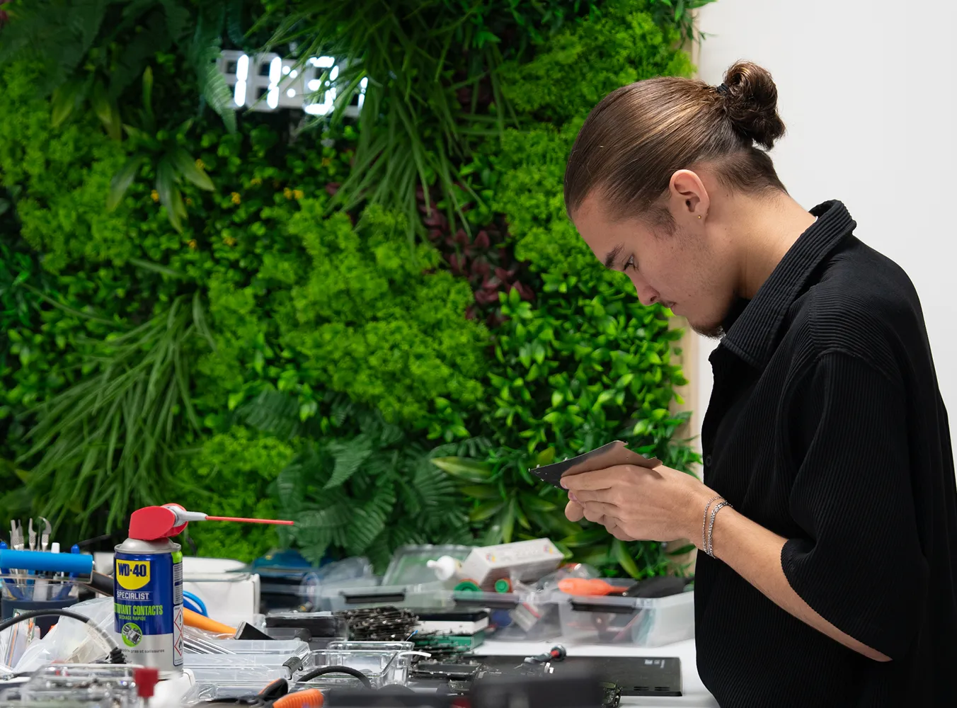Technicien qualifié réparant smartphone en boutique
