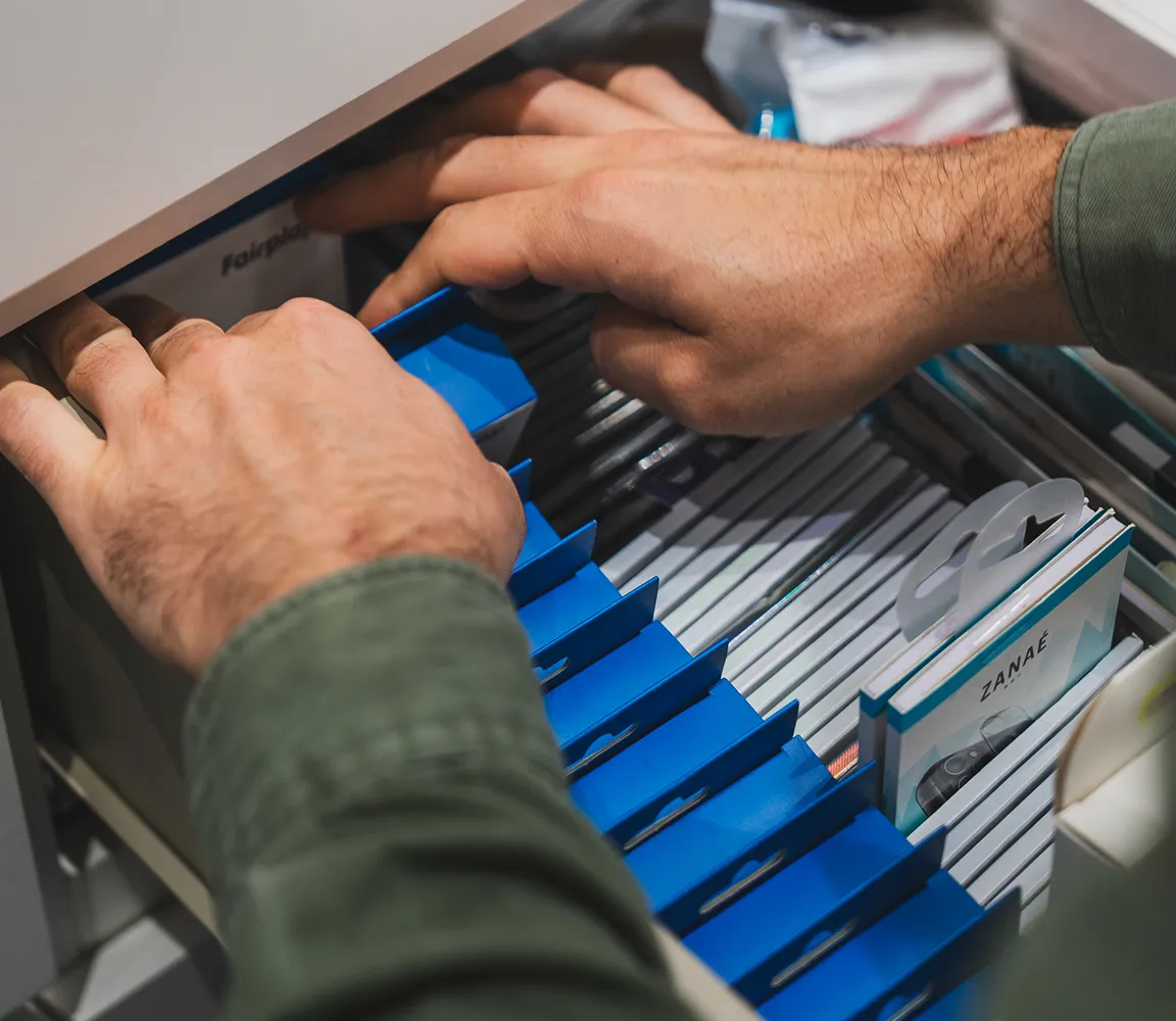 Technicien qualifié réparant smartphone en boutique
