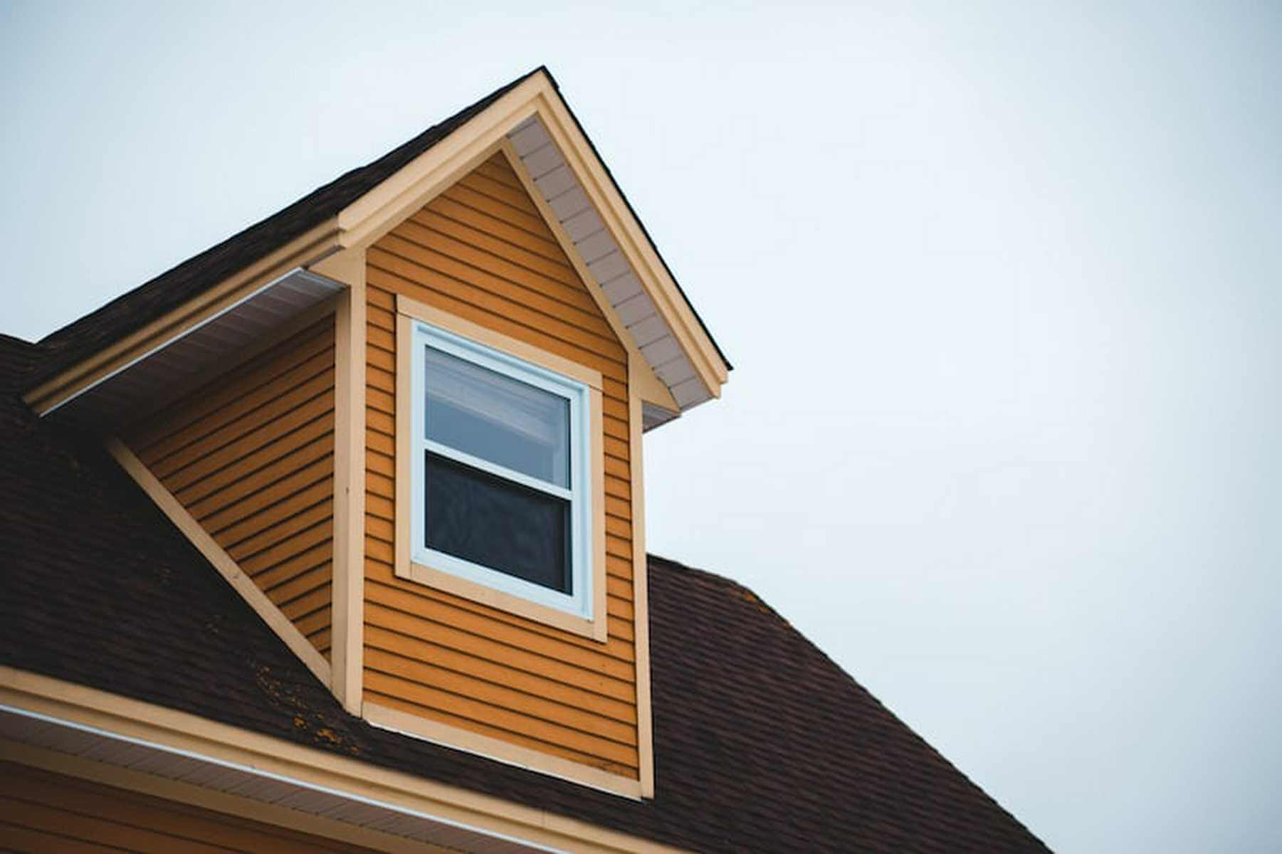 How to repair holes in vinyl siding