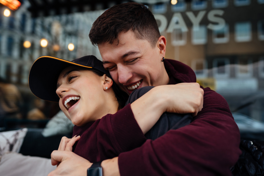 Explorar la delgada línea que separa la amistad del amor nos lleva a comprender la complejidad de los vínculos emocionales. Este artículo profundiza en las señales, los dilemas internos y el impacto en la salud mental cuando una relación de amistad comienza a transformarse en algo más. Con mirada psicológica, se analizan las claves para gestionar estos sentimientos con empatía, claridad y respeto.
