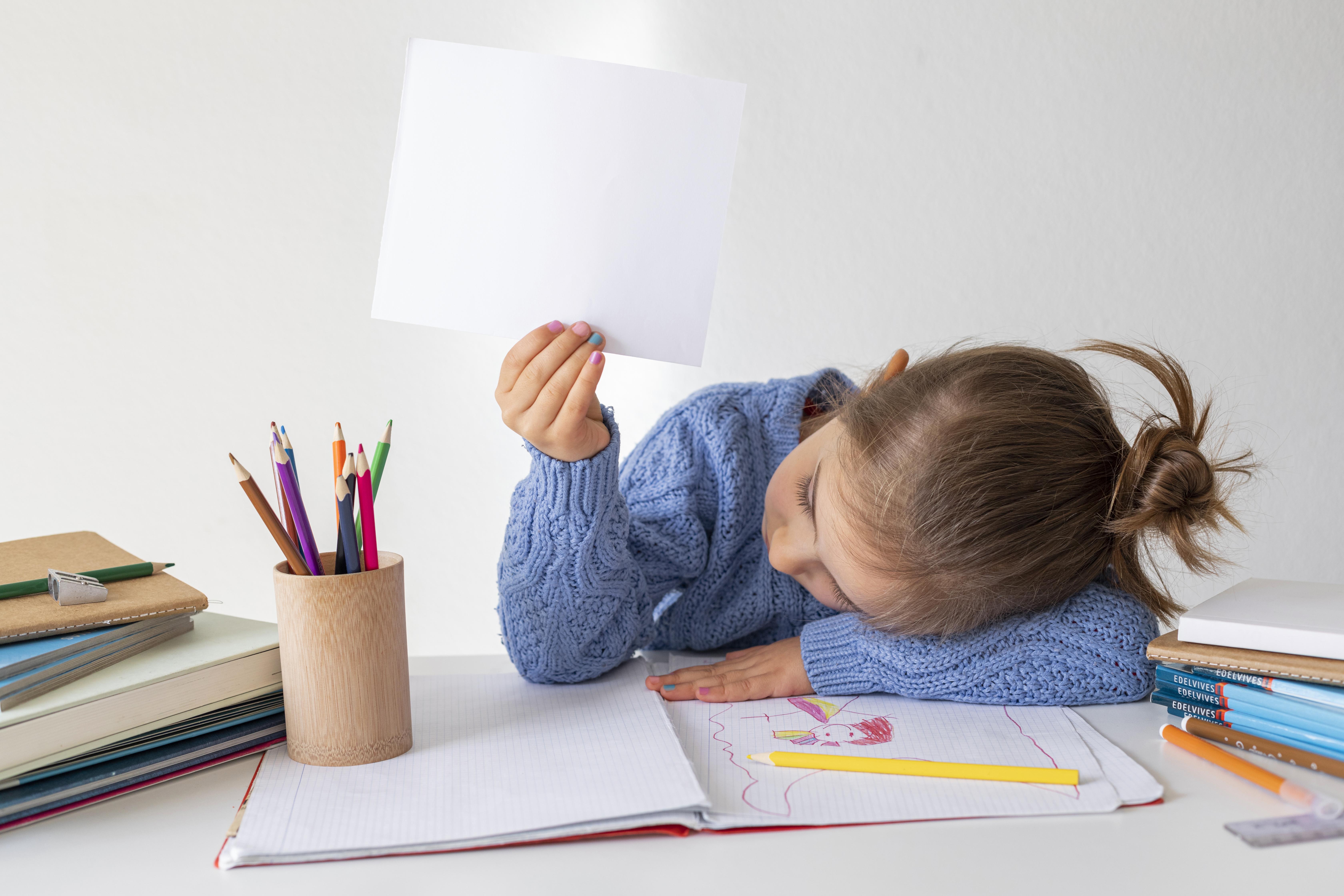 Muchos padres se preguntan si el comportamiento inquieto de sus hijos es parte del desarrollo o una señal de TDAH. Este artículo explica las claves para reconocer los síntomas, cómo actuar ante la sospecha del trastorno y de qué manera acompañar a los niños con empatía y herramientas útiles desde casa.