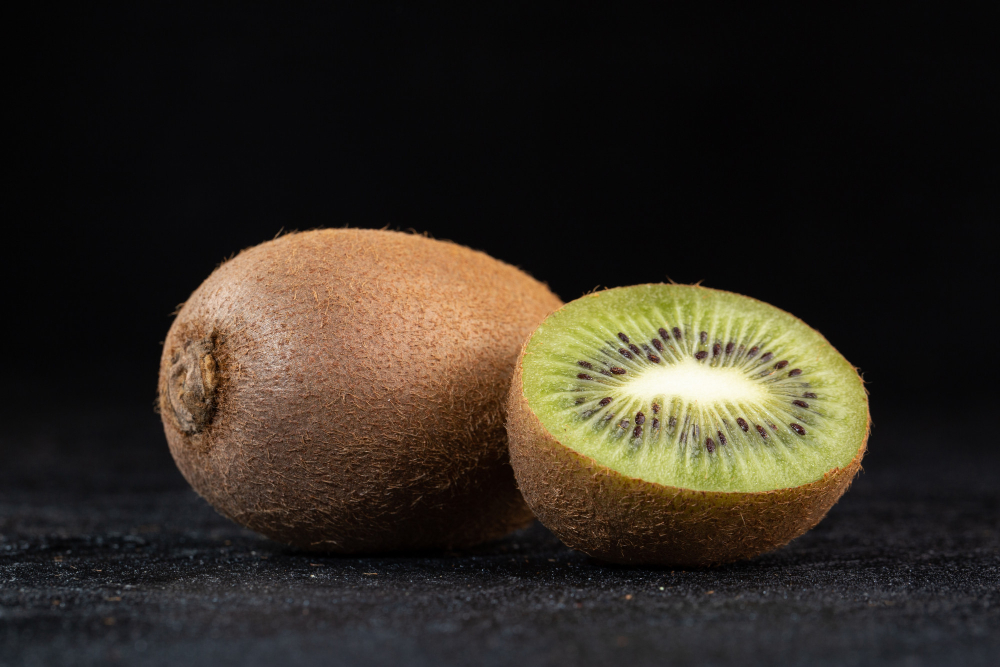 Descubre los sorprendentes beneficios de la cáscara del kiwi para la salud física y emocional. Esta parte olvidada de la fruta contiene propiedades antioxidantes, fibra y nutrientes esenciales que fortalecen el bienestar integral.