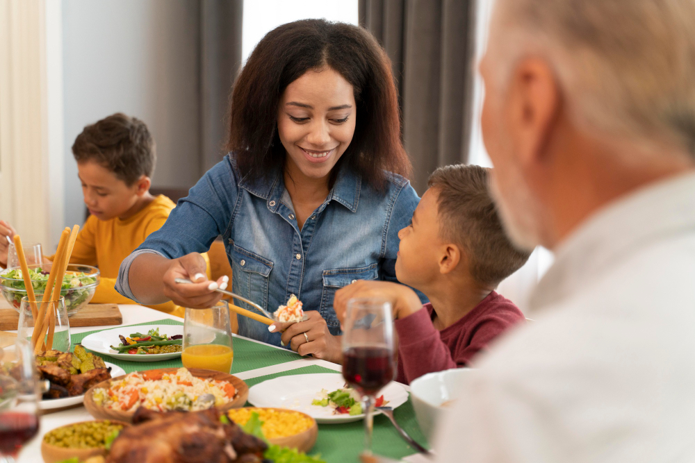 Compartir la mesa con amigos y familiares no solo fortalece los vínculos afectivos, sino que también aporta importantes beneficios para la salud mental. Este artículo explora cómo comer en compañía puede reducir la soledad, mejorar el estado de ánimo y convertirse en una herramienta efectiva de autocuidado emocional.