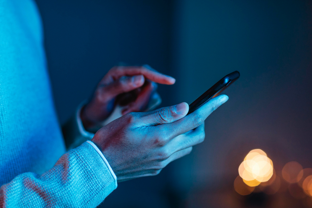 Abandonar la adicción al celular no solo es posible, sino transformador para el bienestar emocional. Este artículo explora, desde la evidencia científica, diez estrategias eficaces para recuperar el control sobre el smartphone y promover una relación más saludable con la tecnología.